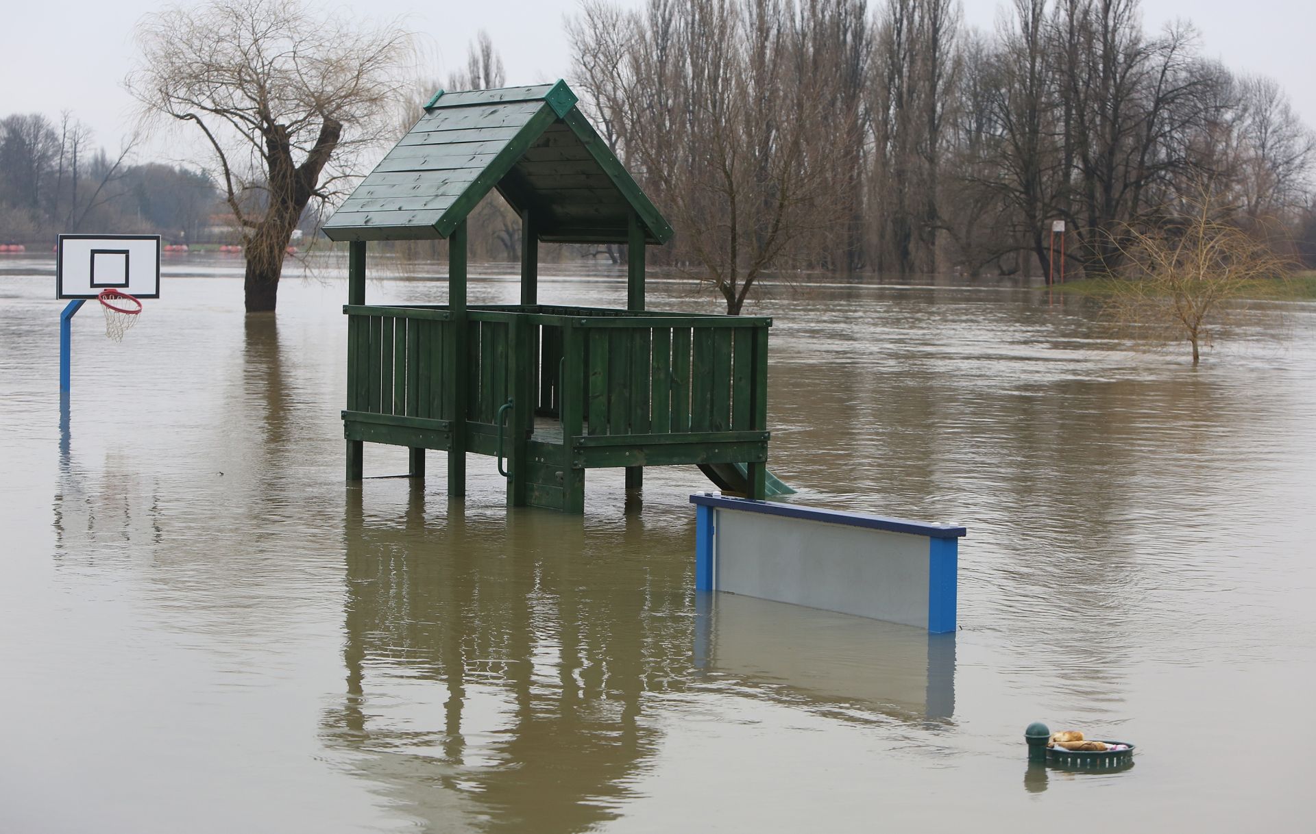 16.02.2016., Karlovac - Zbog obilne kise vodostaji rijeka Kupe i Korane su u porastu i na snazi su redovne mjere obrane od poplave. 
Photo: Kristina Stedul Fabac/PIXSELL