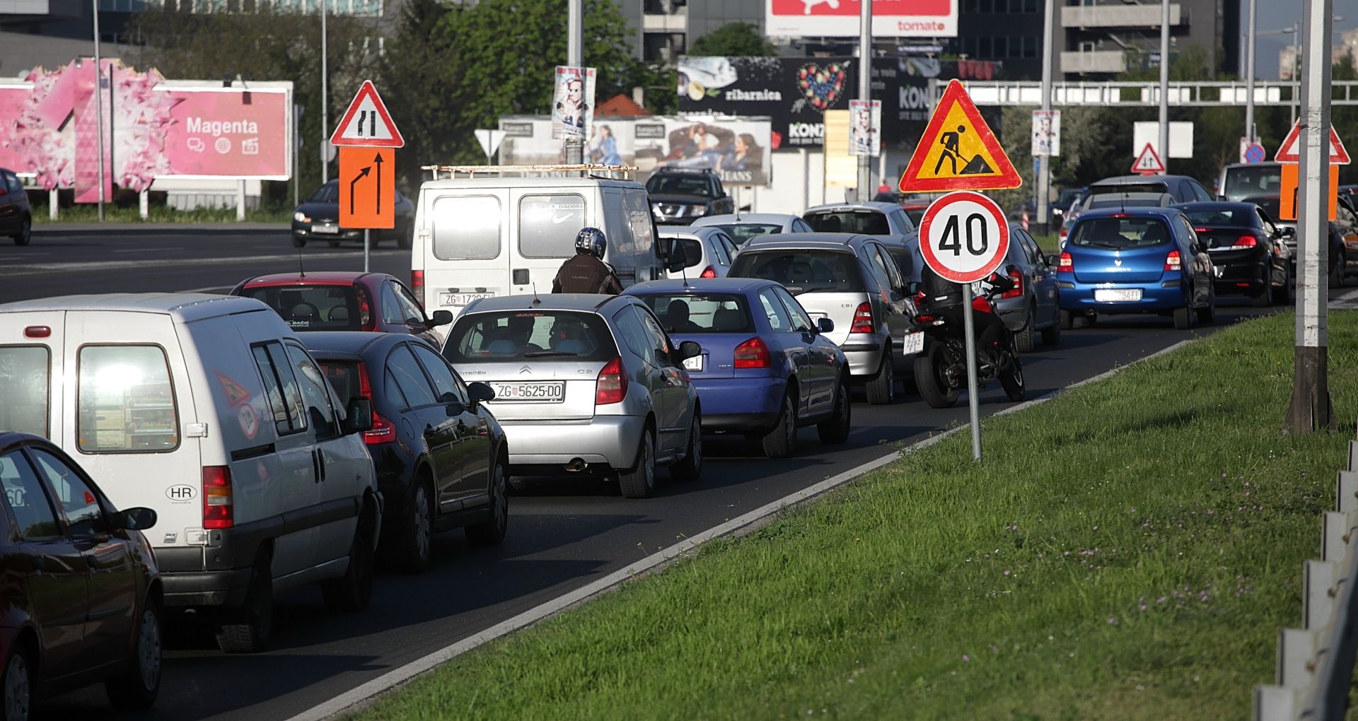 07.04.2016., Zagreb - Jutarnje guzve na cesti zbog sanacije rupe na Slavonskoj aveniji. Vozaci su primorani traziti alternativne pravce do svojih destinacija te se time stvaraju velike guzve na drugim prometnicama.  
Photo: Zarko Basic/PIXSELL