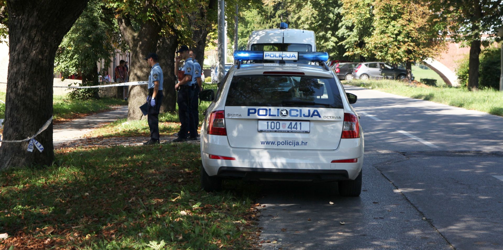 23.09.2015., Sisak - Muskarac (59) preminuo je oko 11 sati u Ladjarskoj 11. Ocevidom je utvrdjeno da ga je drugi muskarac izbo nozem. Sukobu je prethodila svadja, a kumovao mu je i alkohol. 
Phorto: Edina Zuko/PIXSELL