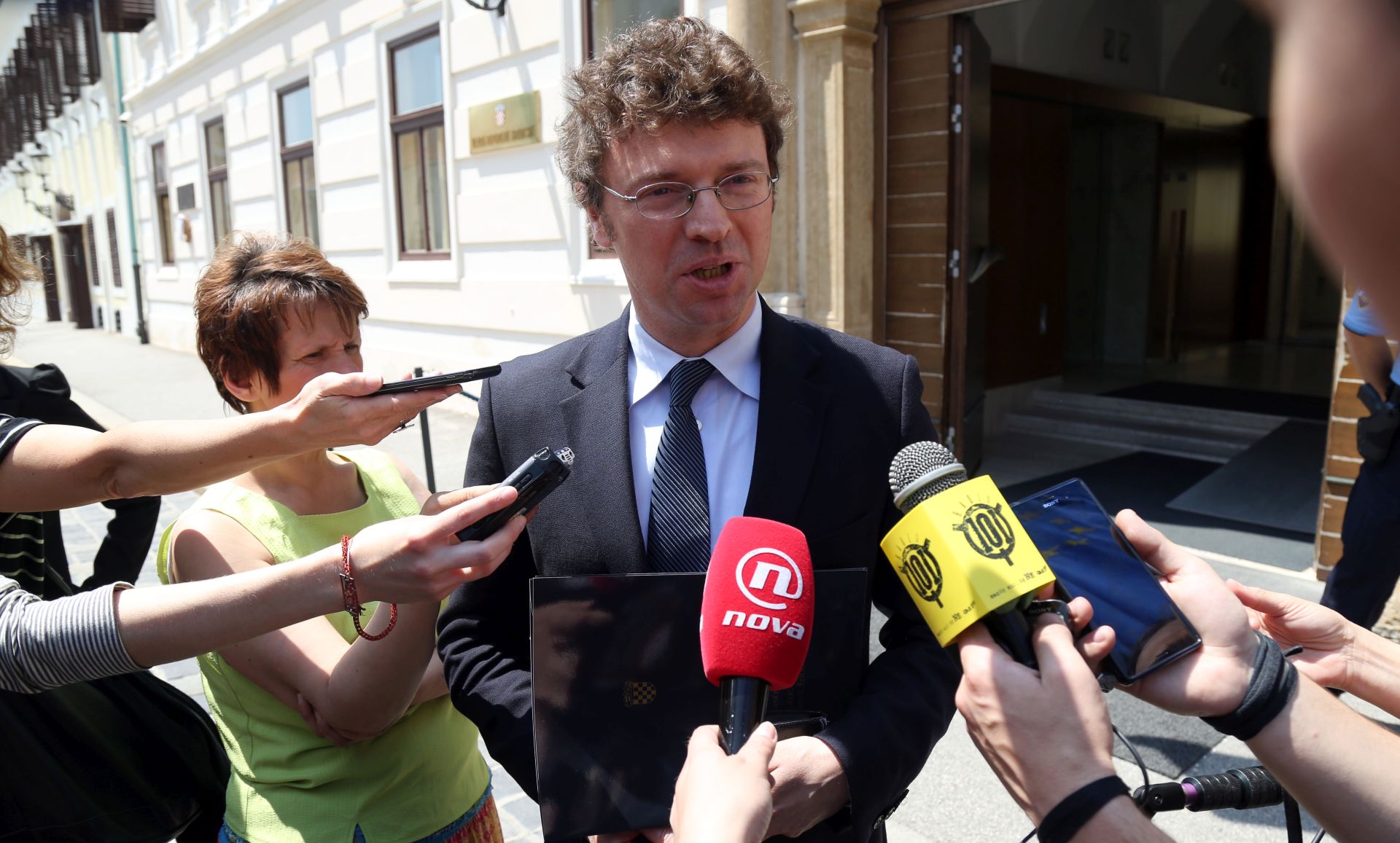 Zagreb, 08.06.2016 - Ministar znanosti, obrazovanja i sporta Predrag ustar dao je izjavu za medije na izlasku iz Banskih dvora, nakon sjednice Vlade RH.
foto HINA/ Damir SENÈAR /ds