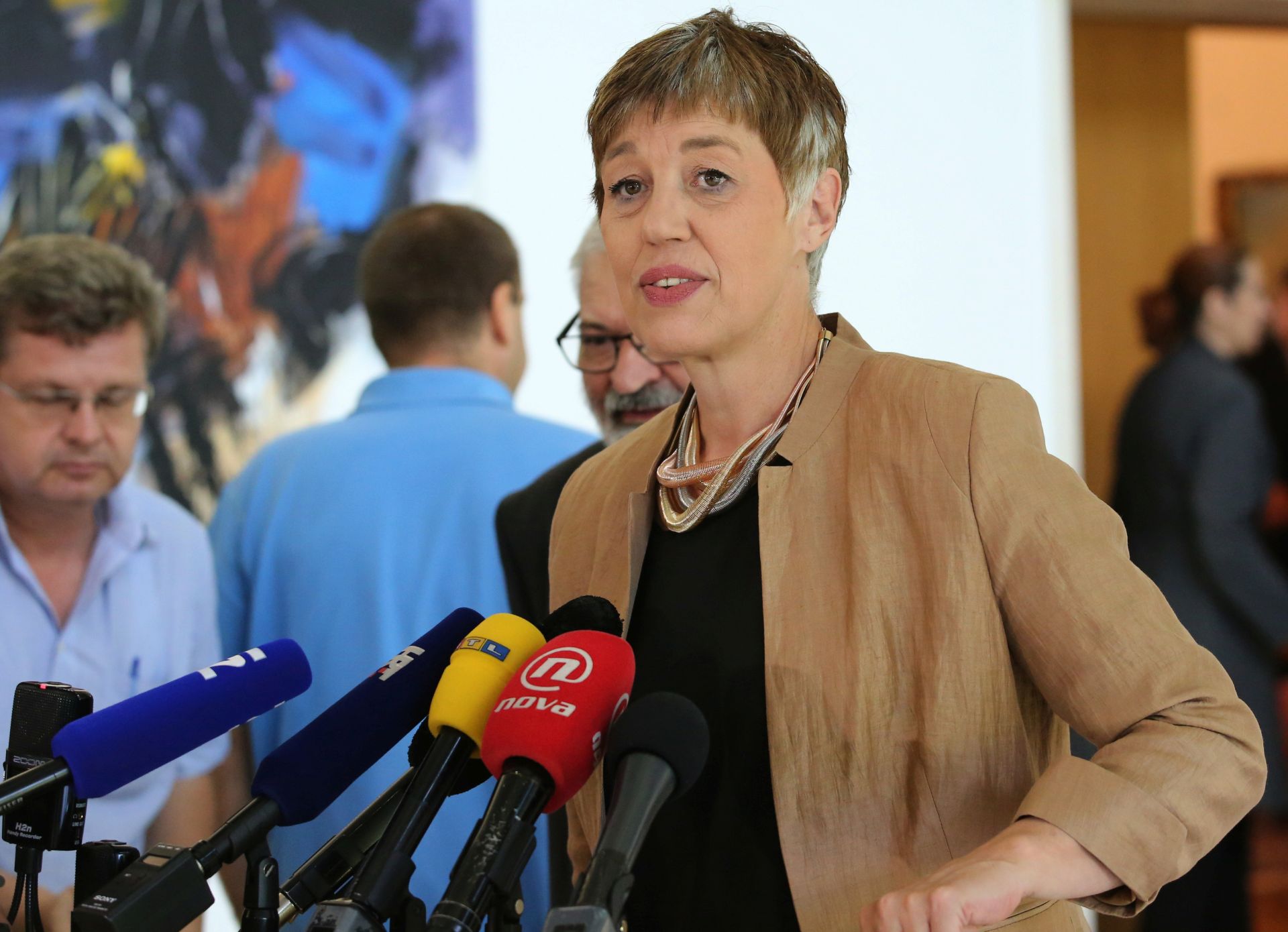 Zagreb, 17.06.2016. - Predsjednica Republike Hrvatske Kolinda Grabar Kitaroviæ odrava konzultacije s predstavnicima klubova i ostalim zastupnicima Hrvatskoga sabora. Na fotografiji Nansi Tireli, Jaroslav Pecnik. foto HINA/ Lana SLIVAR DOMINIÆ/ lsd