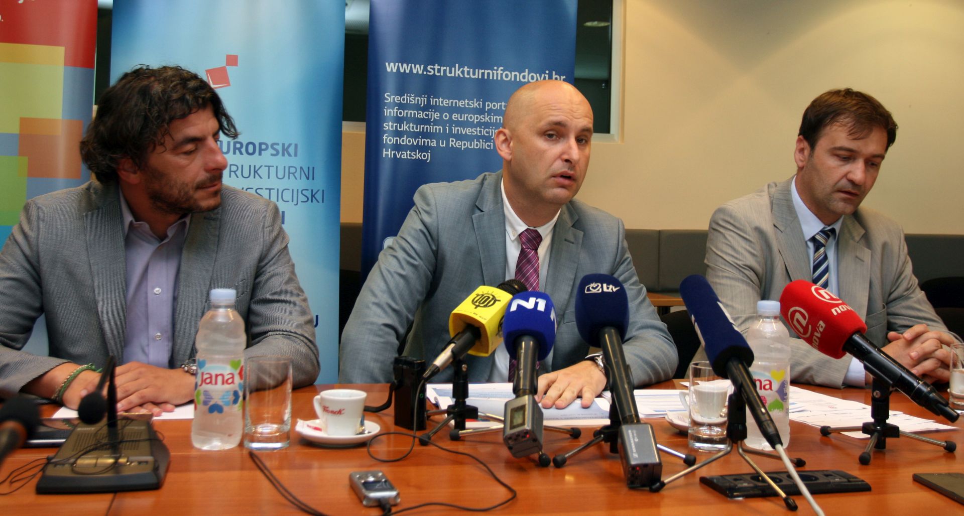 Zagreb, 18.07.2016 - Sedam novootvorenih EU natjeèaja, kojima je osigurano gotovo dvije milijarde kuna za projekte u zdravstvu, e-uslugama i socijalnoj skrbi, predstavio je ministar regionalnog razvoja i fondova EU Tomislav Toluiæ (S) zajedno sa svojim suradnicima. foto HINA /Zvonimir KUHTIÆ/ zk