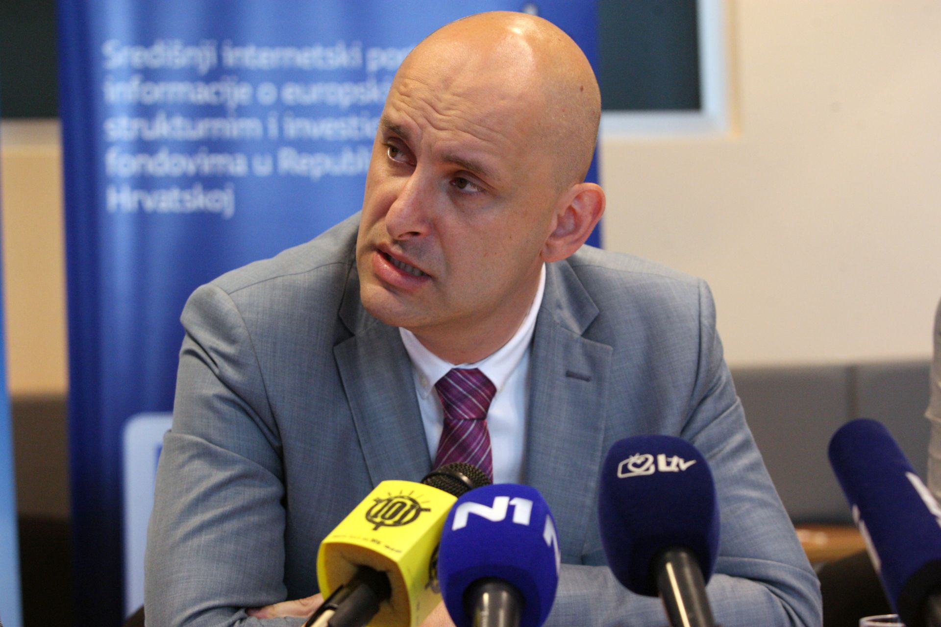 Zagreb, 18.07.2016 - Sedam novootvorenih EU natjeèaja, kojima je osigurano gotovo dvije milijarde kuna za projekte u zdravstvu, e-uslugama i socijalnoj skrbi, predstavio je ministar regionalnog razvoja i fondova EU Tomislav Toluiæ (S) zajedno sa svojim suradnicima. foto HINA /Zvonimir KUHTIÆ/ zk