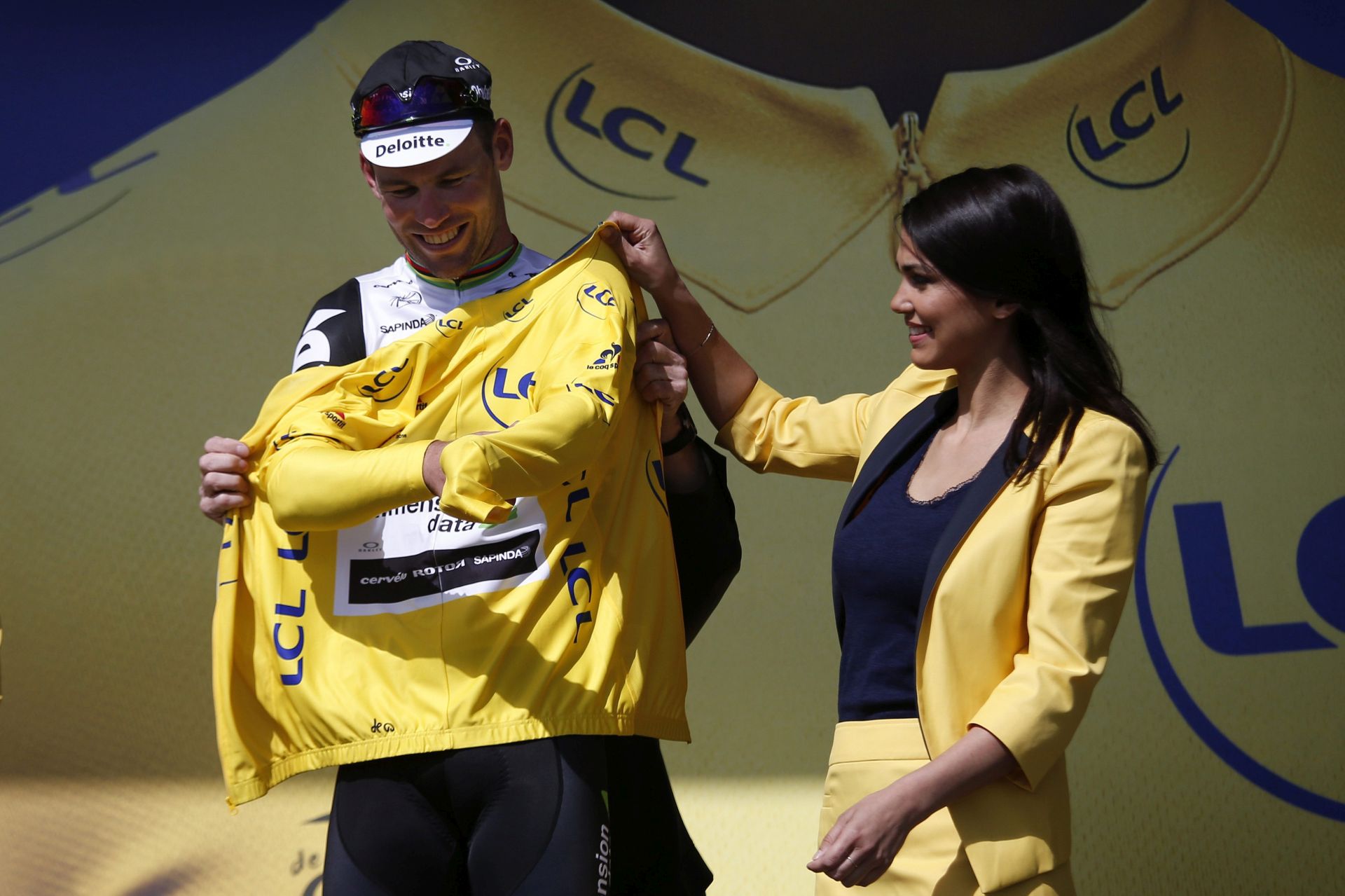 epa05403692 Team Dimension Data rider Mark Cavendish of Britain celebrates on the podium wearing the overall leaders yellow jersey following the first stage of the 103rd edition of the Tour de France cycling race over 188km between Mont-Saint-Michel and Utah Beach Sainte-Marie-du-Mont, France, 02 July 2016.  EPA/KIM LUDBROOK