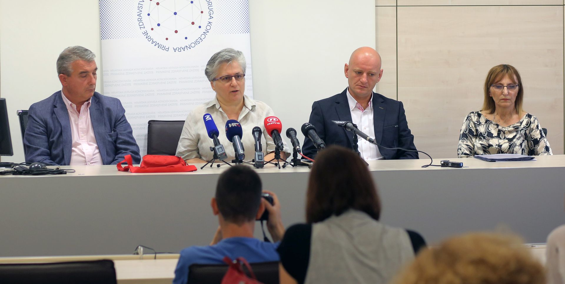 Zagreb, 14.7.2016 - Koordinacija  hrvatske obiteljske medicine, Hrvatska udruga koncesionara primarne zdravstvene zaštite i Koalicija udruga u zdravstvu organizirali su konferenciju za medije o ukidanju C1 uputnice od strane ministra zdravlja Darija Nakića. Na slici Nenad Horvat,Josipa Rodić, Ivica Belina i Vesna Potočki Rukavina .
foto Hina/ Tomislav Pavlek/ tp