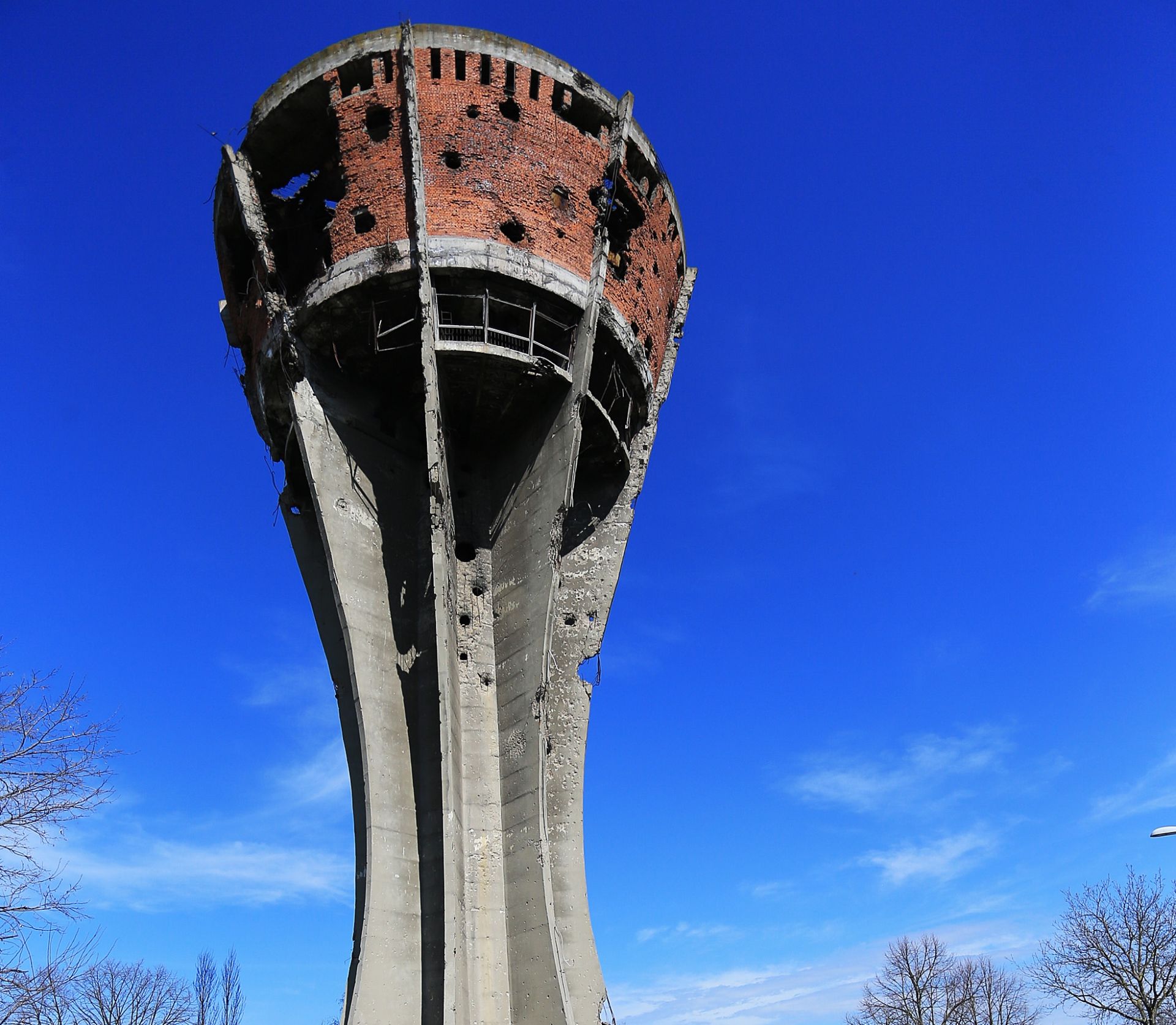 31.03.2016., Vukovar - Predsjednik Vlade Republike Hrvatske Tihomir Oreskovic boravi u dvodnevnom posjetu Vukovarsko-srijemskoj zupaniji. U pratnji ministra obrta i poduzetnistva Darka Horvata te zamjenika ministra poljoprivrede Tugomira Majdaka polozio je vijenac i zapalio svijecu na Memorijalnom groblju zrtava iz Domovinskog rata, a potom i na mjestu masovne grobnice na Ovcari. Posjetio je i Spomen-dom Ovcara, u kojem se upisao u knjigu utisaka. Bozo Galic, Tihomir Oreskovic, Ivan Penava, Darko Horvat. 
Photo: Davor Javorovic/PIXSELL
