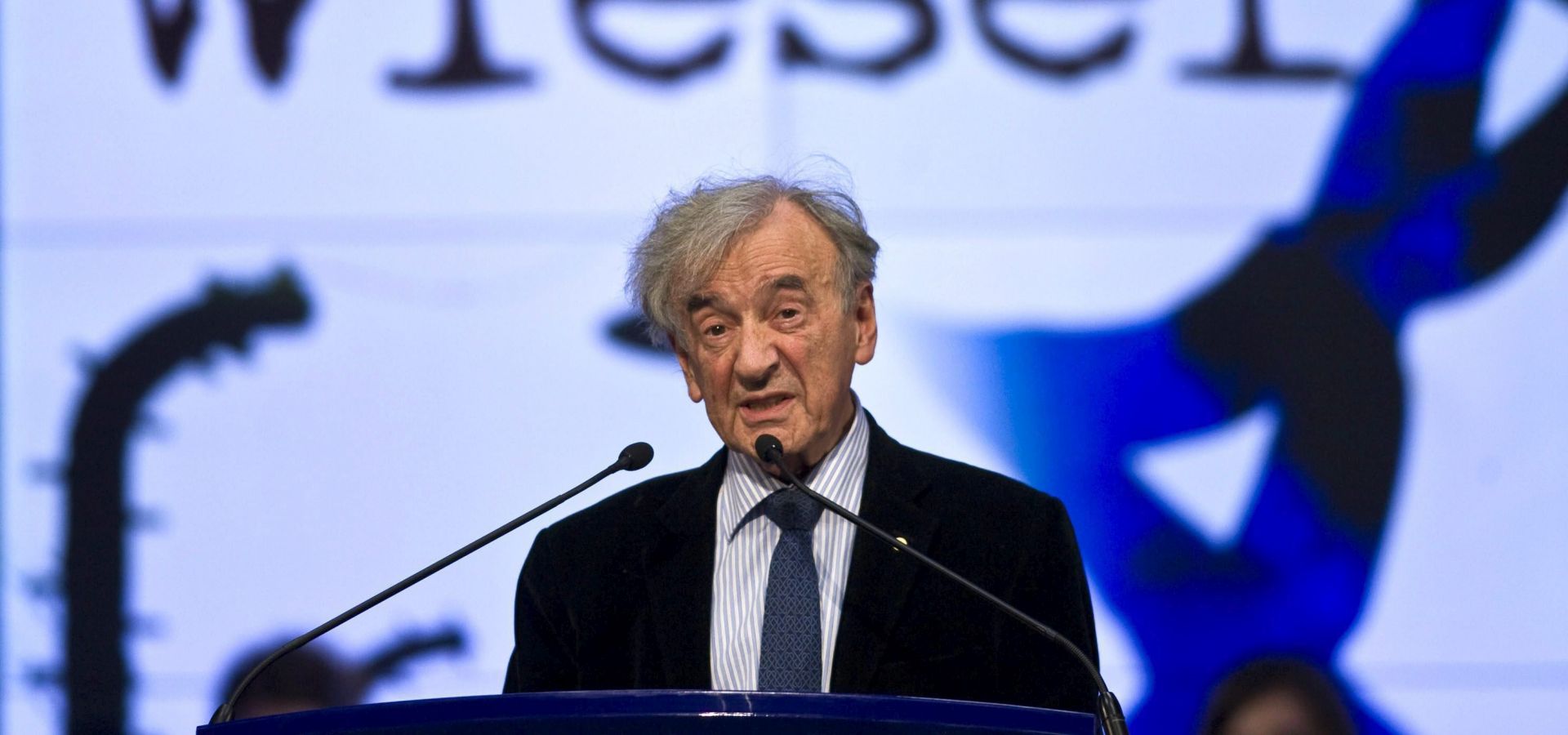 epa05404487 (FILE) A file photo dated 10 December 2009 of Holocaust survivor and Nobel Peace Prize winner US writer Elie Wiesel holding a lecture in Budapest, Hungary.  Media reports on 02 July 2016 state that Elie Wiesel died at the age of 87, citing Israel's Yad Vashem Holocaus Memorial.  EPA/ZSOLT SZIGETVARY HUNGARY OUT