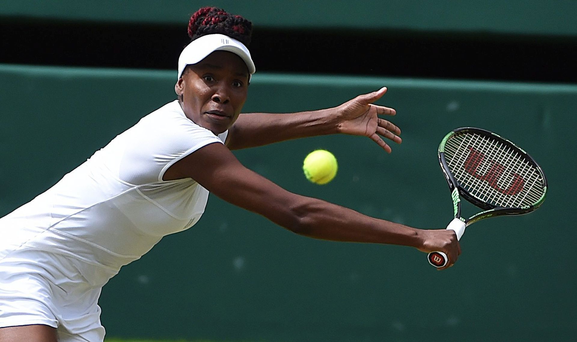 epa05412893 Venus Williams of the US returns to Angelique Kerber of Germany in their semi final match during the Wimbledon Championships at the All England Lawn Tennis Club, in London, Britain, 07 July 2016  EPA/FACUNDO ARRIZABALAGA EDITORIAL USE ONLY/NO COMMERCIAL SALES