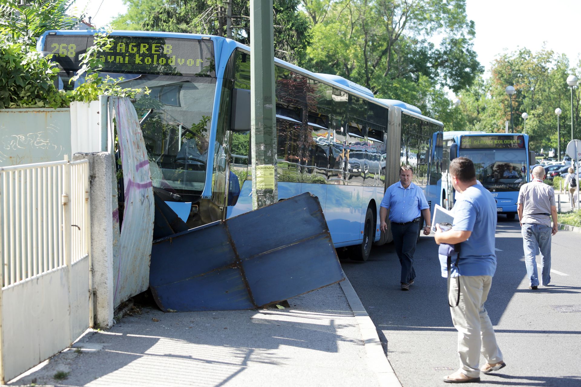 05.07.2016., Zagreb - U Paromlinskoj ulici autobus ZET-a zbog jos neutvdjenih razloga zabio se u ogradu kuce. Policiski ocevid je u tijeku.  
Photo: Luka Stanzl/PIXSELL
