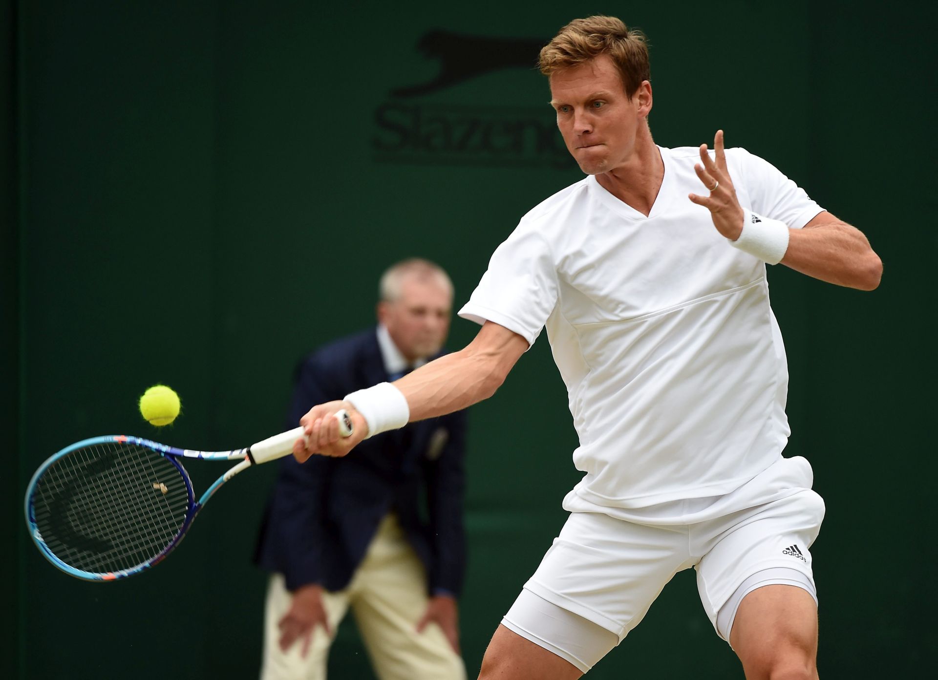 epa05407690 Tomas Berdych of the Czech Republic plays compatriot Jiri Vesely in their fourth round match during the Wimbledon Championships at the All England Lawn Tennis Club, in London, Britain, 04 July 2016.  EPA/ANDY RAIN EDITORIAL USE ONLY/NO COMMERCIAL SALES