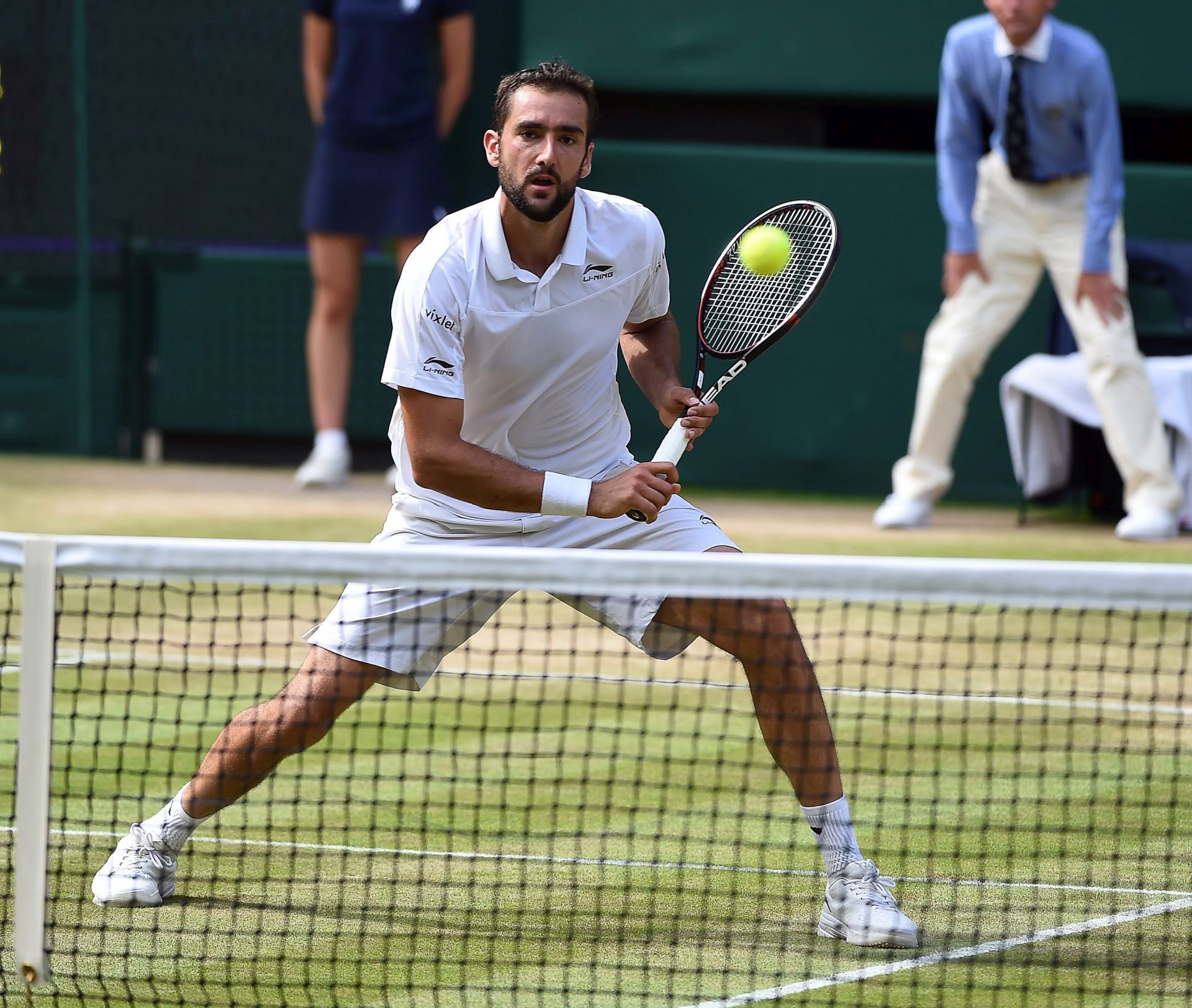 epa05410842 Marin Cilic of Croatia returns to Roger Federer of Switzerland in their quarter final match during the Wimbledon Championships at the All England Lawn Tennis Club, in London, Britain, 06 July 2016.  EPA/ANDY RAIN EDITORIAL USE ONLY/NO COMMERCIAL SALES