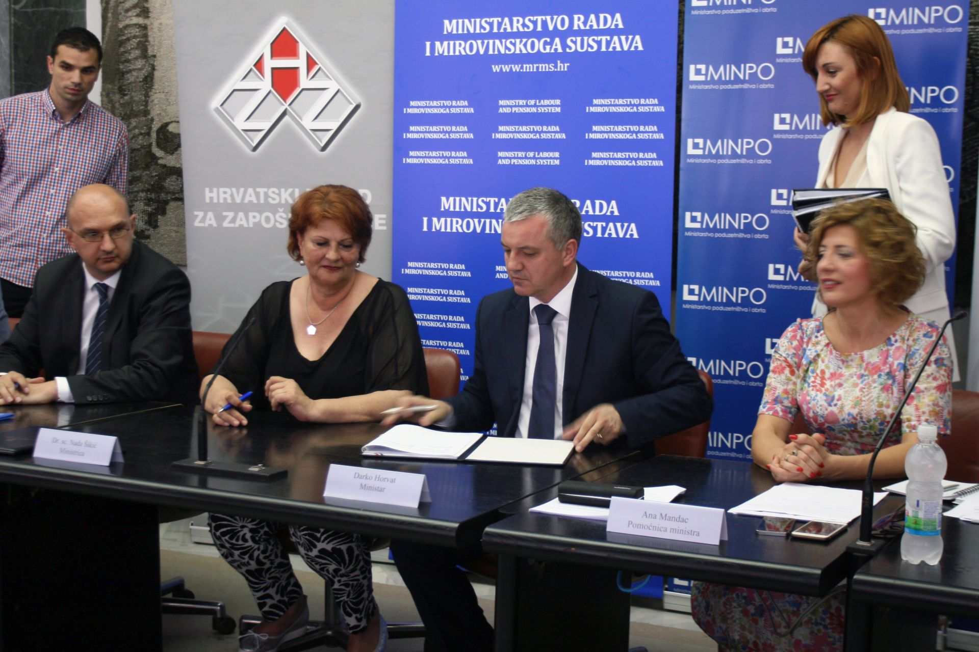 Zagreb, 12.07.2016 - Ministrica rada i mirovinskog sustava Nada ikiæ (2L), ministar poduzetnitva i obrta Darko Horvat (2D) i v.d. ravnatelja Hrvatskog zavoda za zapoljavanje Ante Lonèar (L) potpisali su Ugovor u postupku izravne dodjele sredstava za projekt Stipendiranje uèenika u obrtnièkim zanimanjima unutar OP ULJP-a. foto HINA /Zvonimir KUHTIÆ/ zk