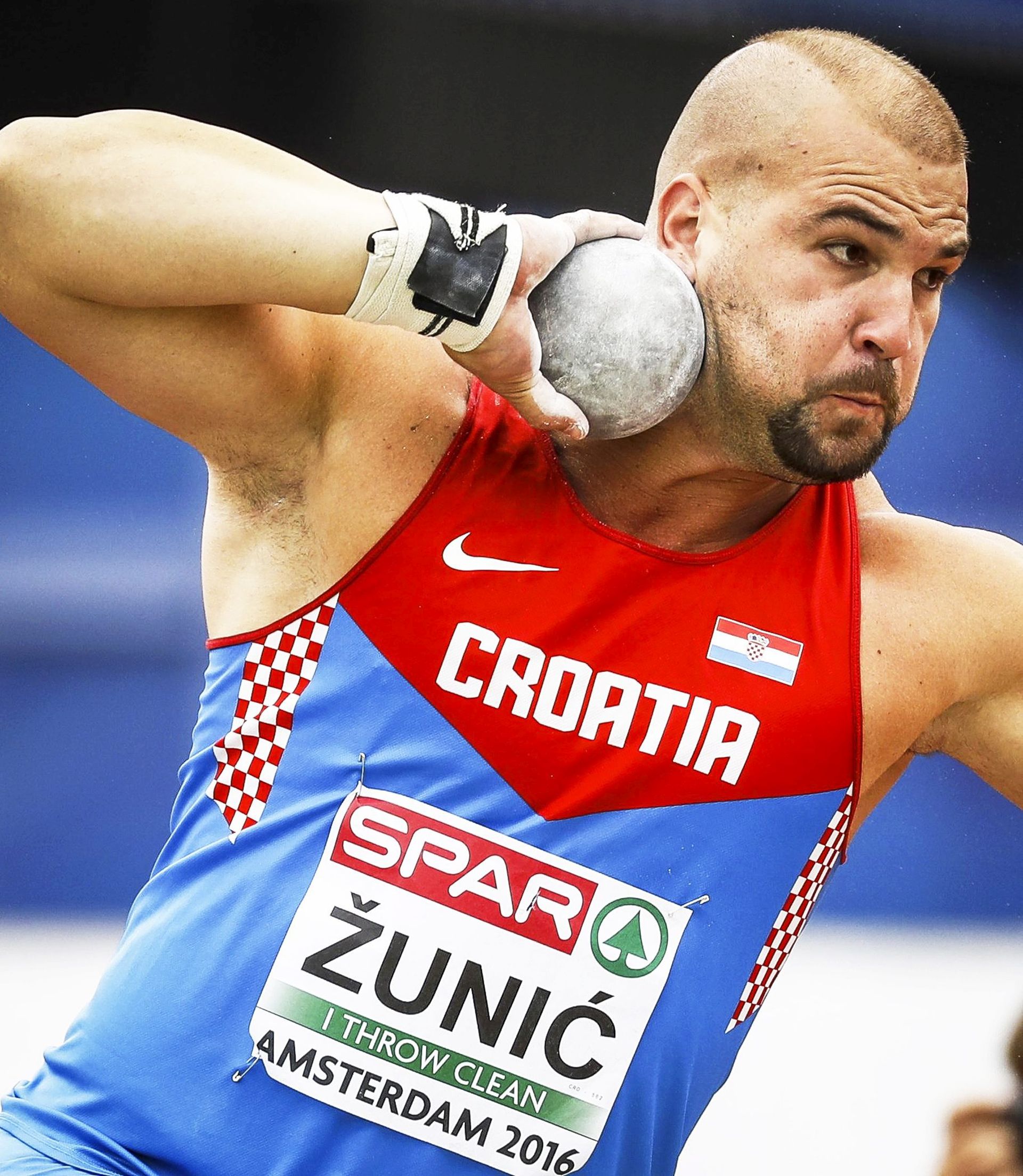 epa05416801 Stipe Zunic of Croatia competes in the men's Shot Put qualification round of the European Athletics Championships at the Olympic Stadium in Amsterdam, Netherlands, 09 July 2016.  EPA/KOEN VAN WEEL