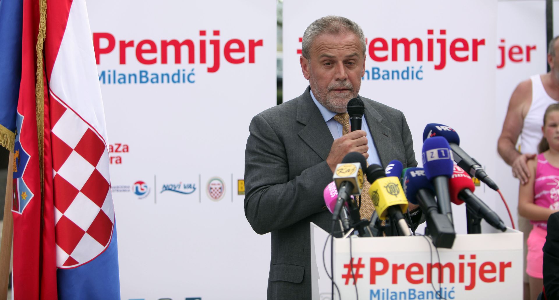 Knin, 10.08.2016.- U Kninu na Trgu dr. Ante Starèeviæa, predstavljen je program koalicije stranaka Bandiæ Milan 365- Stranka rada i solidarnosti, Narodna stranka reformisti, Novi val, HSS-Stjepan Radiæ, Blok umirovljenici zajedno. Na fotografiji Milan Bandiæ
Foto HINA/Mario ÆUIÆ/mæ