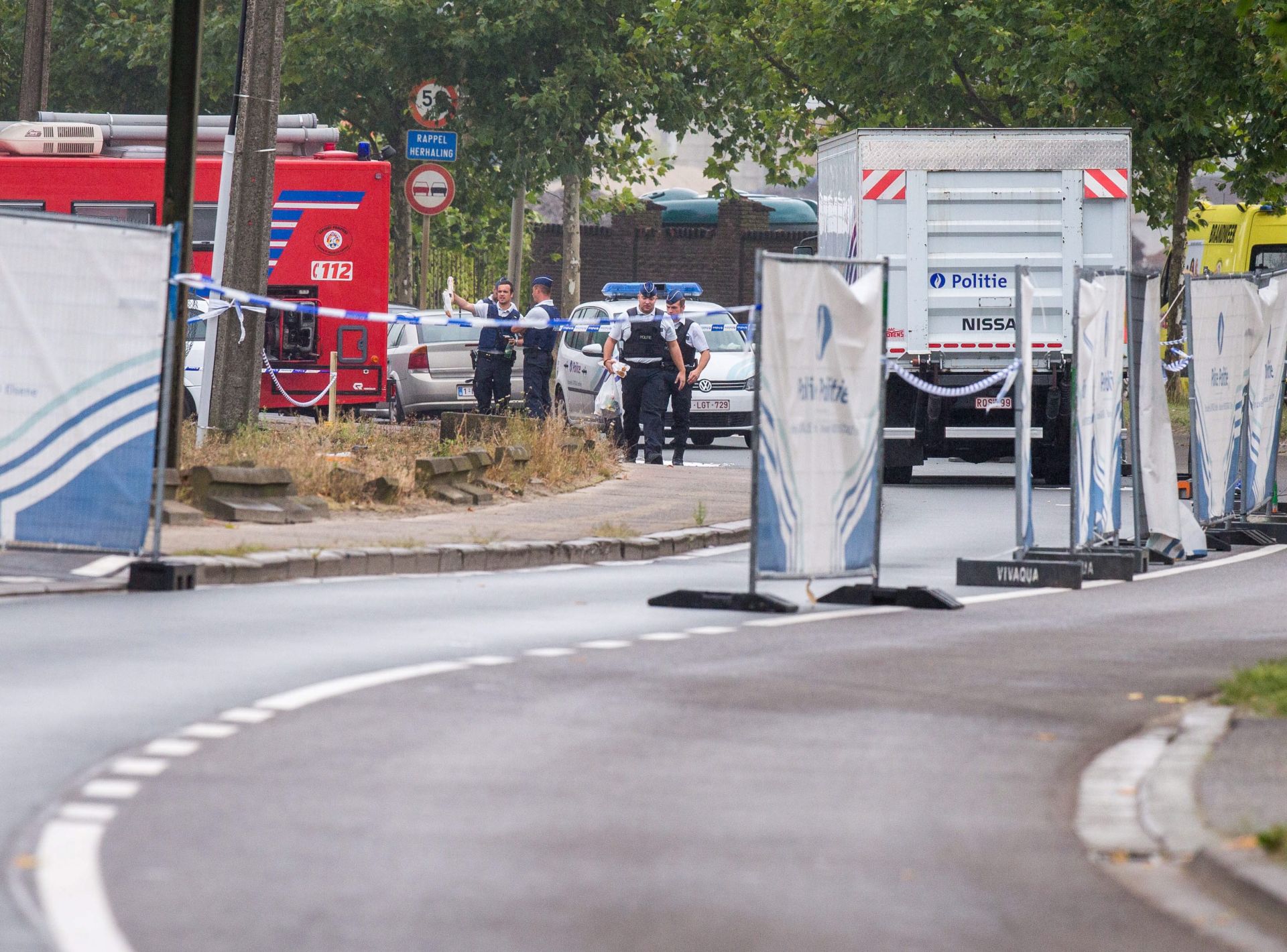 epa05513764 Belgium police officers at the Brussels Criminology Institute building after a car containing a bomb rammed through three fences, leading to an explosion and a large fire, at the builing in Brussels, Belgium, 29 August 2016. The Brussels Prosecution confirms the attack as a criminal act and not terrorist incident. No casualties were reported.  EPA/STEPHANIE LECOCQ