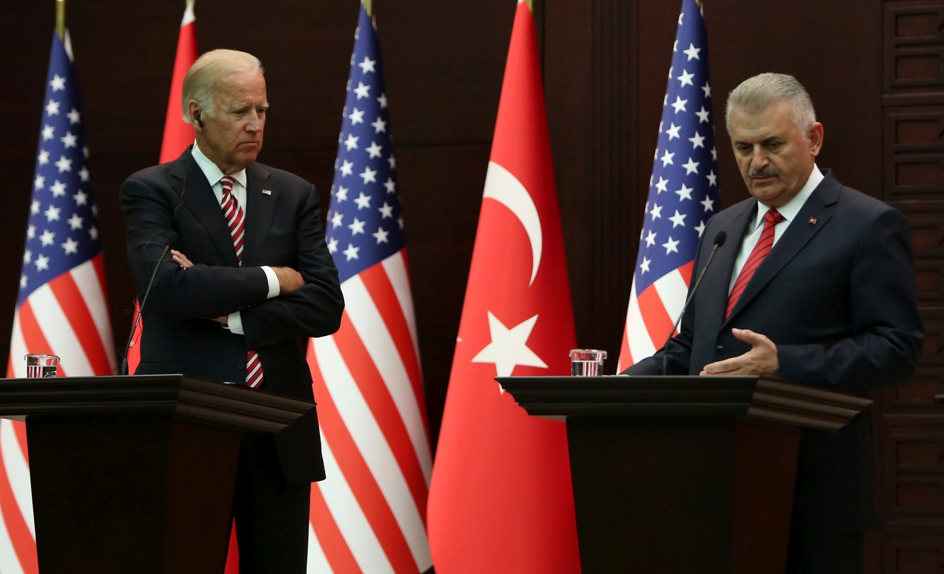epa05508743 Turkish Prime Minister Binali Yildirim (R) gestures while US Vice President Joe Biden (L) looks on during a joint news conference following their talks in Ankara, Turkey, 24 August 2016. Media reports state that Biden denied that the US had previously known about the failed 15 July coup in Turkey. The extradition of conservative preacher Fethullah Gulen, Turkey believe is the mastermind behind the coup, was being studied, Biden added.  EPA/STRINGER
