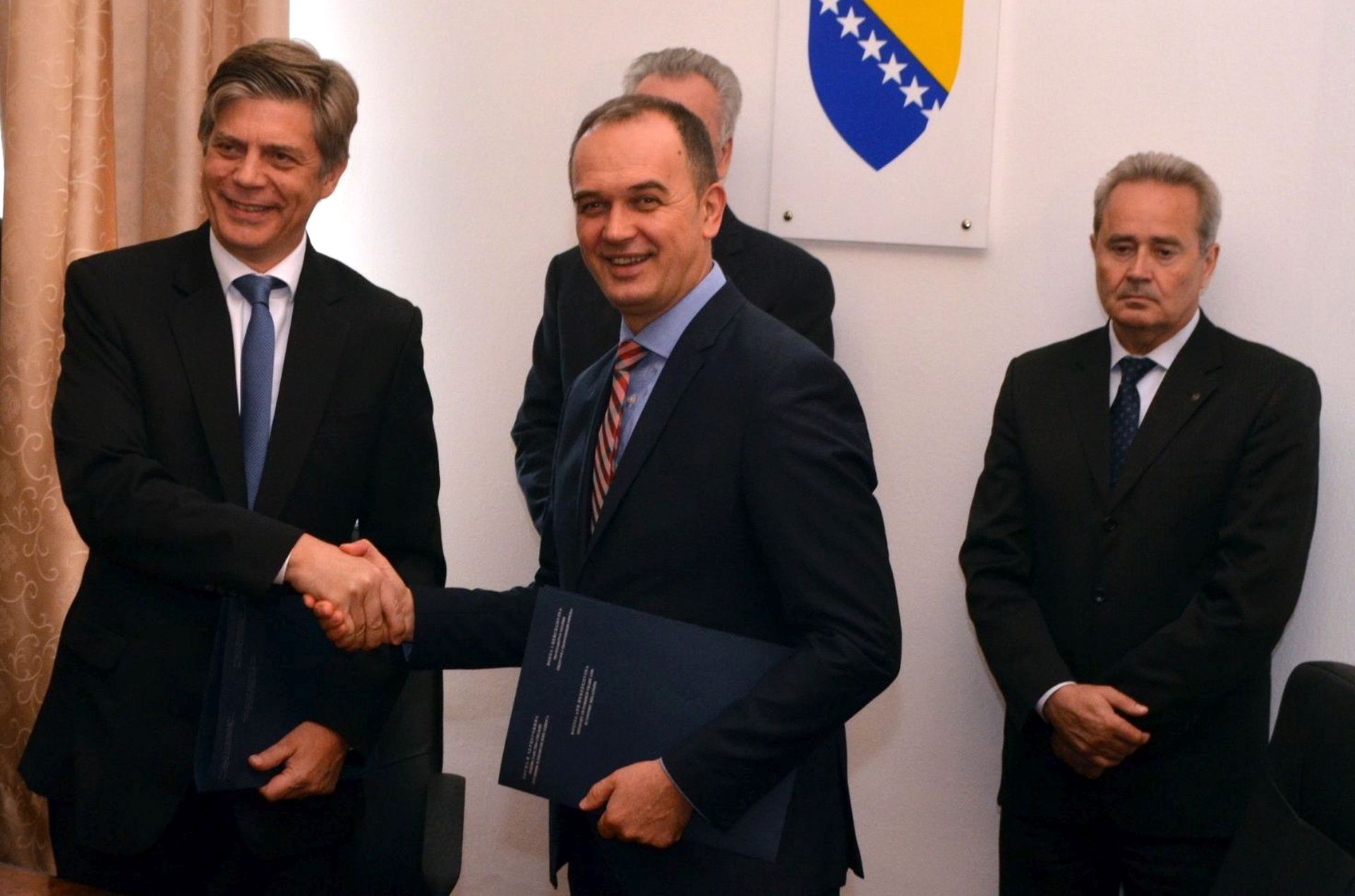 Sarajevo, 18. srpnja 2016. - Prilagoðeni Sporazum o stabilizaciji i pridruivanju (SSP) izmeðu Europske unije i Bosne i Hercegovine parafiran je u ponedjeljak u Sarajevu èime su se nakon trogodinjeg èekanja stekli uvjeti za poèetak bescarinskog uvoza prehrambenih i poljoprivrednih proizvoda iz Hrvatske na bosanskohercegovaèko trite od poèetka naredne godine. Na fotografiji  ef delegacije EU u BiH Lars-Gunnar Wigemark, voditelj bosanskohercegovaèkog pregovaraèkog tima Hamdo Tinjak. 
foto HINA / Almir RAZIÆ / FENA / mm
