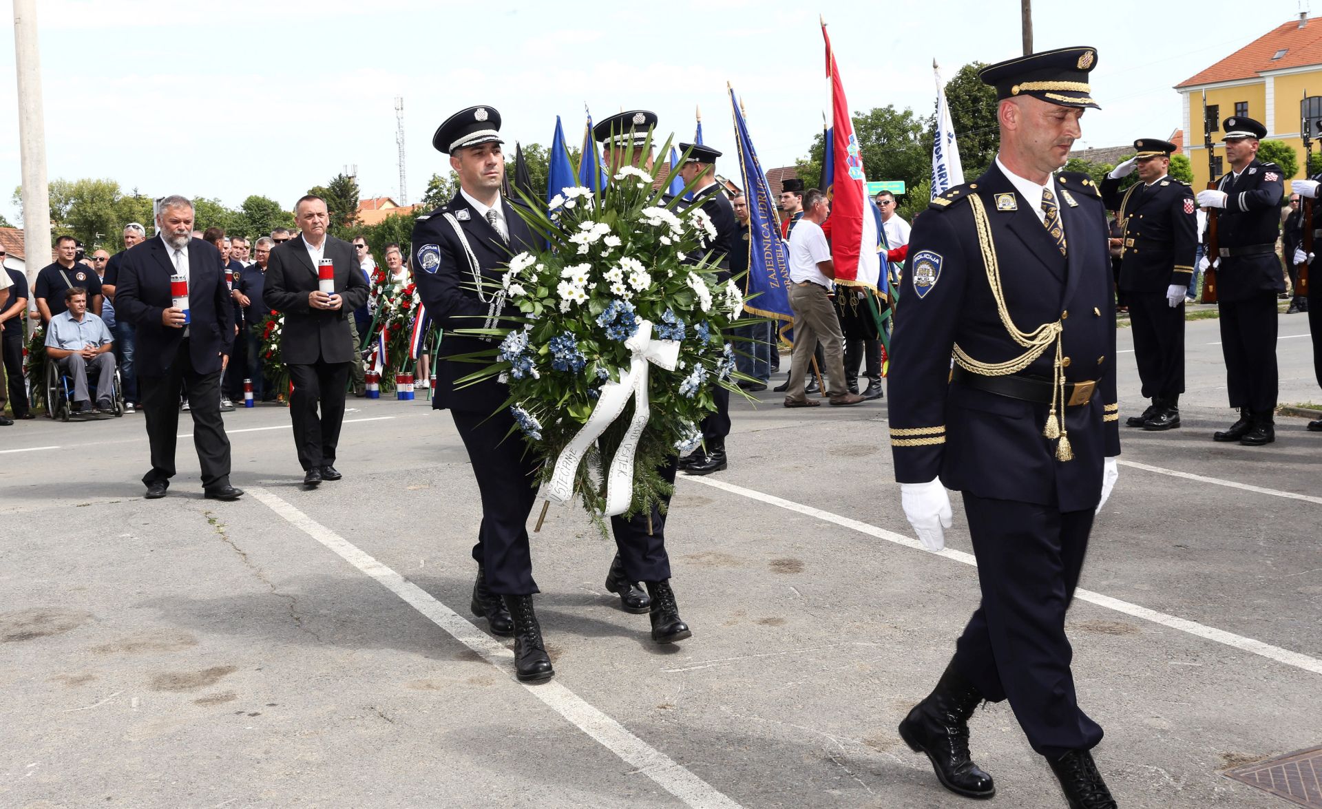 Dalj, 01.08.2016 - U Dalju nedaleko od Osijeka u ponedjeljak se obiljeila 25. obljetnica krvavog masakra 1991. godine kada je rano jutro prvoga dana kolovoza poèeo napad na policijsku postaju te je ivot tada izgubilo 20 hrvatskih policajaca, 15 pripadnika Zbora narodne garde i èetiri Civilne zatite, a samo je jedan policajac preivio.
foto HINA/ ik