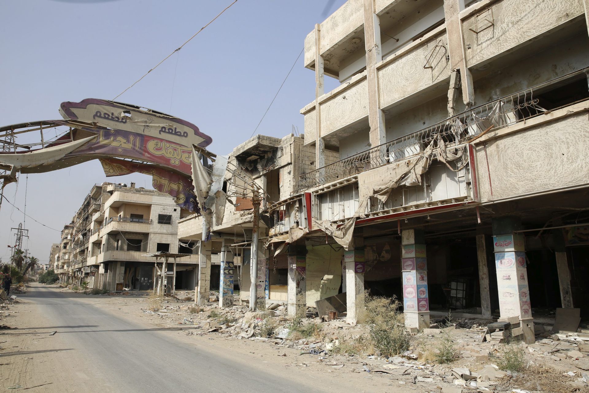 epa05510596 A general view shows the besieged city of Darayya on the southwest countryside of the capital Damascus, Syria, 26 August 2016. According to media reports, government buses had arrived to transport some 4000 people for shelters provided by the Syrian government as part of a settlement agreement reached a day earlier. The agreement provides that the people, including men and women, would leave the city along with their families and be transported to shelters and later to the northwestern city of Idlib. It also stipulates that the gunmen hand over their medium and heavy weapons to the Syrian Arab army.  EPA/YOUSSEF BADAWI