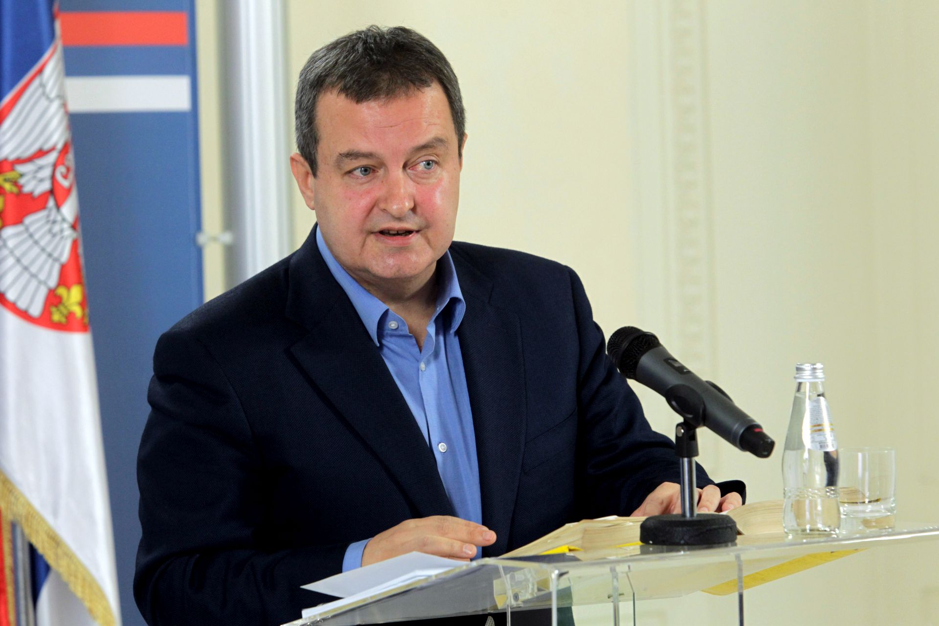 Beograd, 02. kolovoza 2016. - Srbijanski ef diplomacije Ivica Daèiæ rekao je u utorak kako Srbija niti ne eli u Europsku uniju ako je uvjet da bude kao Hrvatska koja, kako kae, "rehabilitira faizam, nacizam i ustatvo" i poruèio da æe Beograd na stajalita i politiku Hrvatske upozoriti europske i svjetske dunosnike, te da oèekuje reagiranje Europske unije. Na fotografiji Ivica Daèiæ tijekom konferencije za medije. foto HINA / Milan OBRADOVIÆ / BETAPHOTO / mm