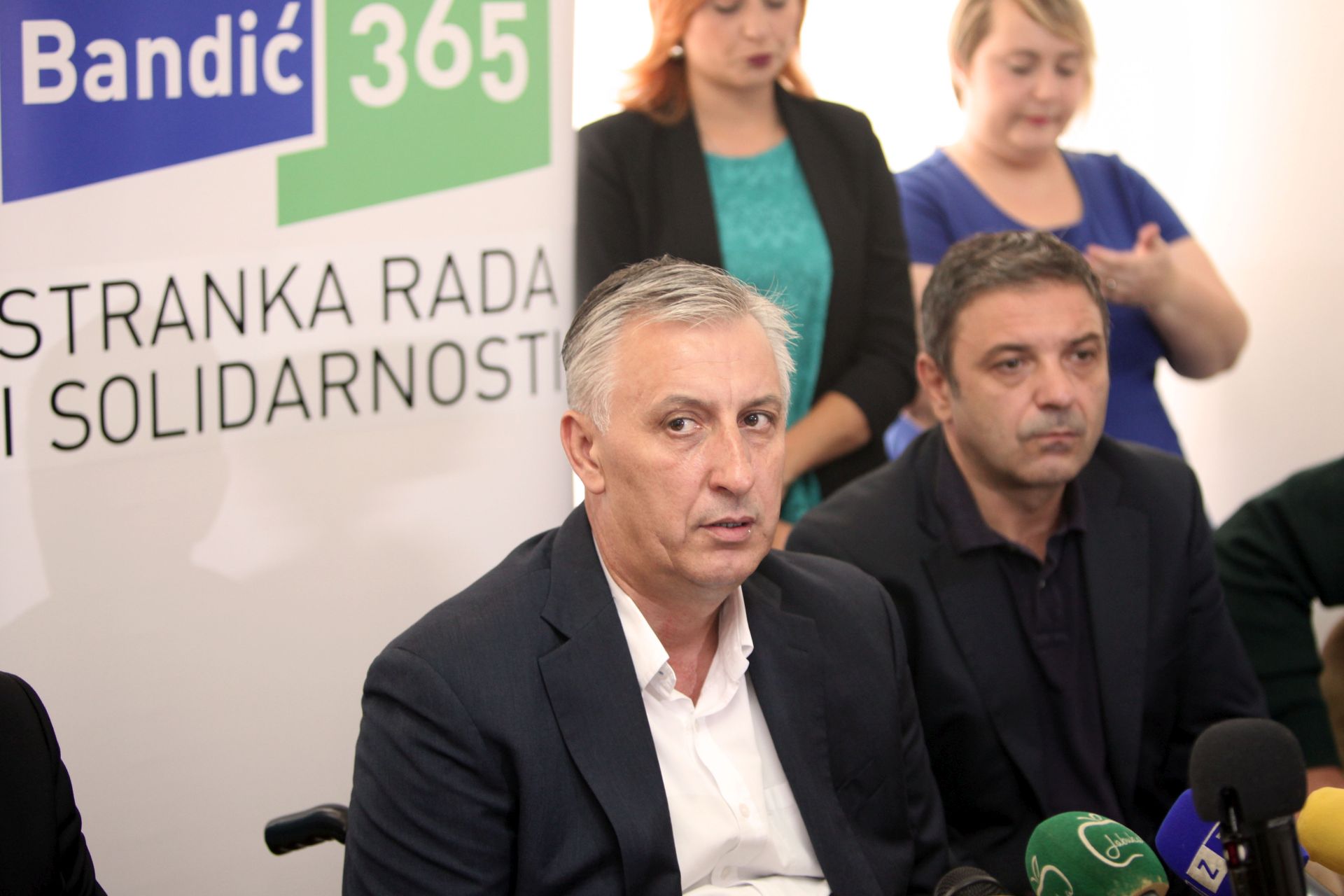 Kutina, 22. kolovoza 2016.- U Kutini je odrana konferencija za medije stranke Bandiæ Milan 365 stranke rada i solidarnosti na temu: Ozdravljenje kutinske Petrokemije oporavlja hrvatsko selo. Konferenciji za medije nazoèili su Miodrag Demo, prvi kandidat na listi Koalicije za premijera u VI. izbornoj jedinici, te kandidati s liste Koalicije za Premijera u VI. izbornoj jedinici: Damir Petraviæ, predsjednik Gradske organizacije Grada Kutine Bandiæ Milan 365 - Stranke rada i solidarnosti i Josip Tuèkoriæ. Na fotografiji Miodrag Demo.
Foto HINA/Mario ÆUIÆ/mæ