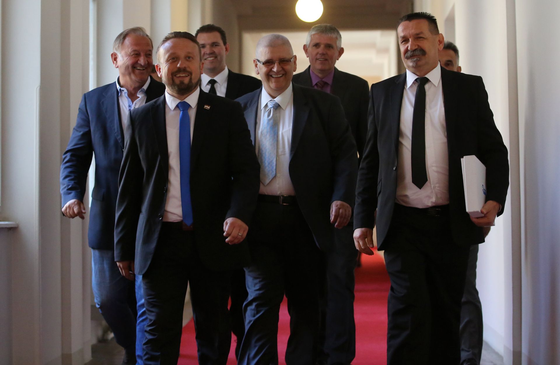 Zagreb, 12.08.2016. - Predstavnici koalicije koju èine Hrvatska stranka prava dr. Ante Starèeviæ (HSP AS), Hrvatska kræanska demokratska Unija dr. Marka Veselice (HKDU dr. Marko Veselica), Hrvatska demokratska stranka, Ujedinjena stranka prava (USP) i Demokratski savez nacionalne obnove (desno) predali su Dravnom izbornom povjerenstvu (DIP) u Hrvatskom saboru kandidacijske liste za prijevremene parlamentarne izbore koji æe se odrati 11. rujna. Na fotografiji Ivan Tepe, Ante Ðapiæ, Anto Kovaèeviæ, Pero Æoriæ. foto HINA/ Lana SLIVAR DOMINIÆ/ lsd