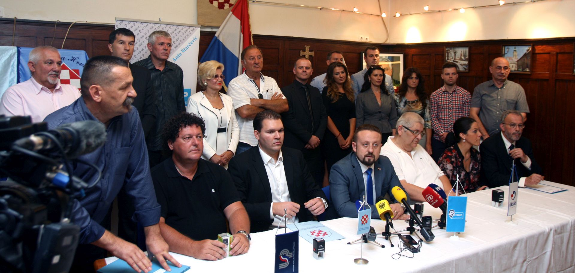 Zagreb, 04.08.2016 - Sveèano potpisivanje Sporazuma stranaka èlanica "Domovinske koalicije" te predstavljanje zajednièkih kandidata i zajednièkog programa s kojim æe ta koalicija izaæi na parlamentarne izbore 11. rujna. Uz HSP AS, u "Domovinskoj koaliciji" su, za sada, Demokratski savez nacionalne obnove (DESNO) Ante Ðapiæa, HKDU dr. Marko Veselica, Ujedinjena stranka prava Antuna Kljenka i Hrvatska demokratska stranka. foto HINA /Zvonimir KUHTIÆ/ zk