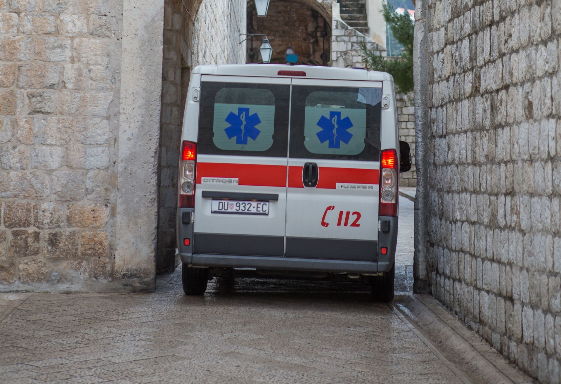 04.01.2016., Povijesna jezgra, Dubrovnik - Nakon vise od mjesec nada suncanog i suhog vremena u Dubrovniku pada kisa.
Photo: Grgo Jelavic/PIXSELL