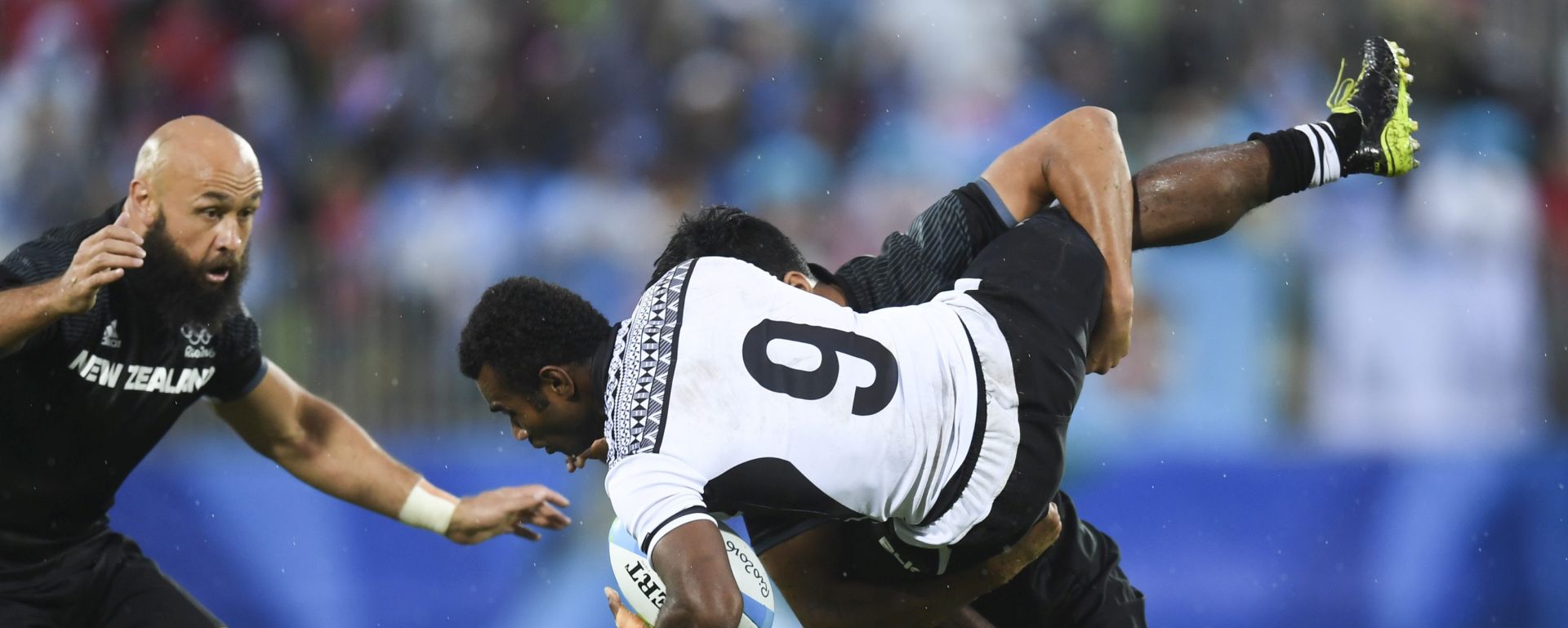 epa05472285 Jerry Tuwai of Fiji (front) fights for the ball with Akira Ioane of New Zealand during the men's Rugby Sevens quarterfinal match between Fiji and New Zeland of the Rio 2016 Olympic Games at the Deodoro Stadium in Rio de Janeiro, Brazil, 10 August 2016.  EPA/LUKAS COCH   AUSTRALIA AND NEW ZEALAND OUT