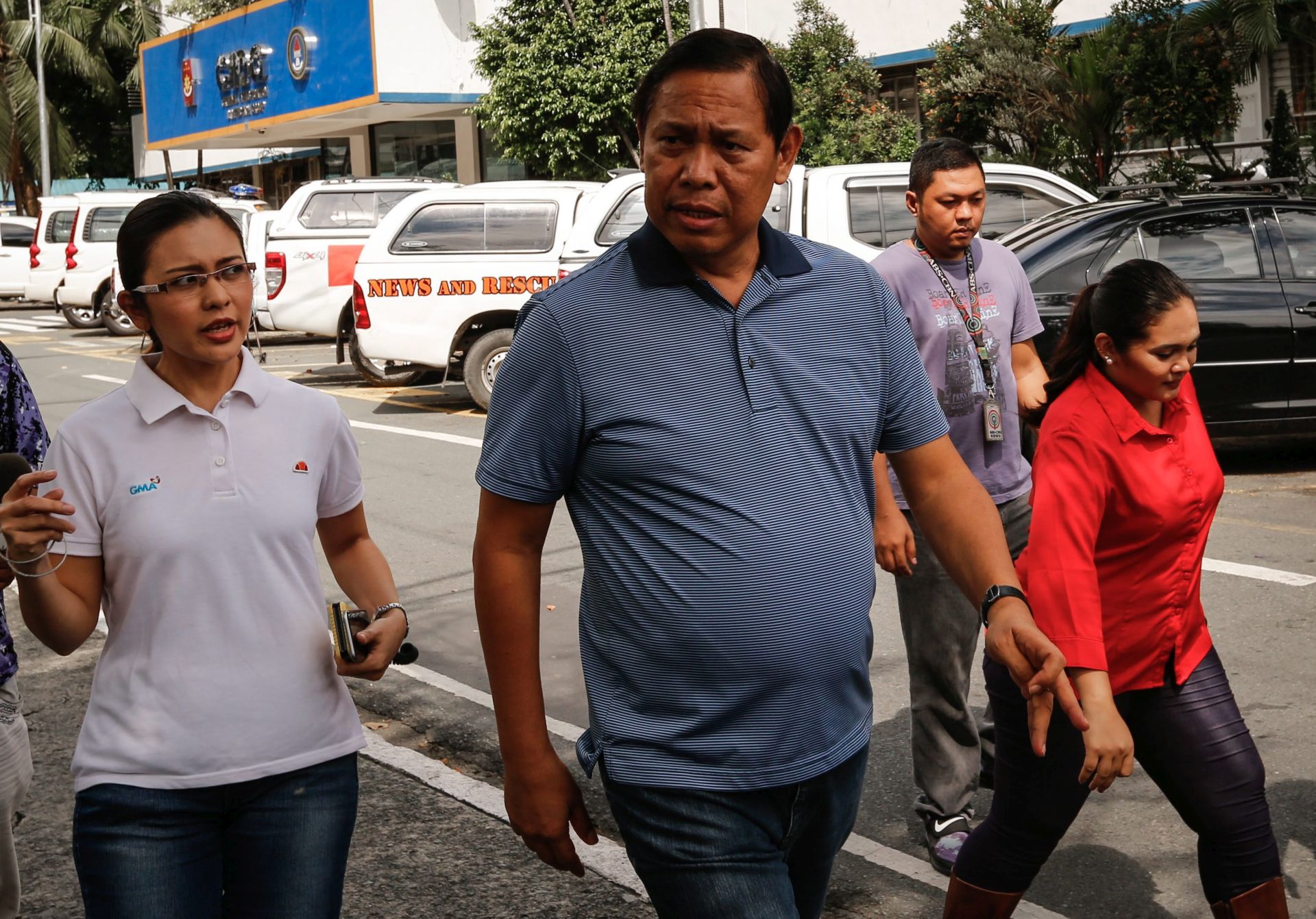 epa05460965 An unidentified public local official (C), allegedly involved in the illegal drug trade arrives at Camp Crame, Quezon City, northeast of Manila, Philippines, 07 August 2016. Philippine President Rodrigo Duterte read out a list of local government officials and police officers allegedly involved in the illegal drug trade. Included in the list are judges, mayors, congressmen and both high-ranking and low-ranking police officers who were ordered to surrender within 24 hours. Duterte's war on drugs has resulted in more than 600 suspected drug traders and users killed and more than 100,000 surrendering to authorities on his first month of his campaign.  EPA/MARK R. CRISTINO