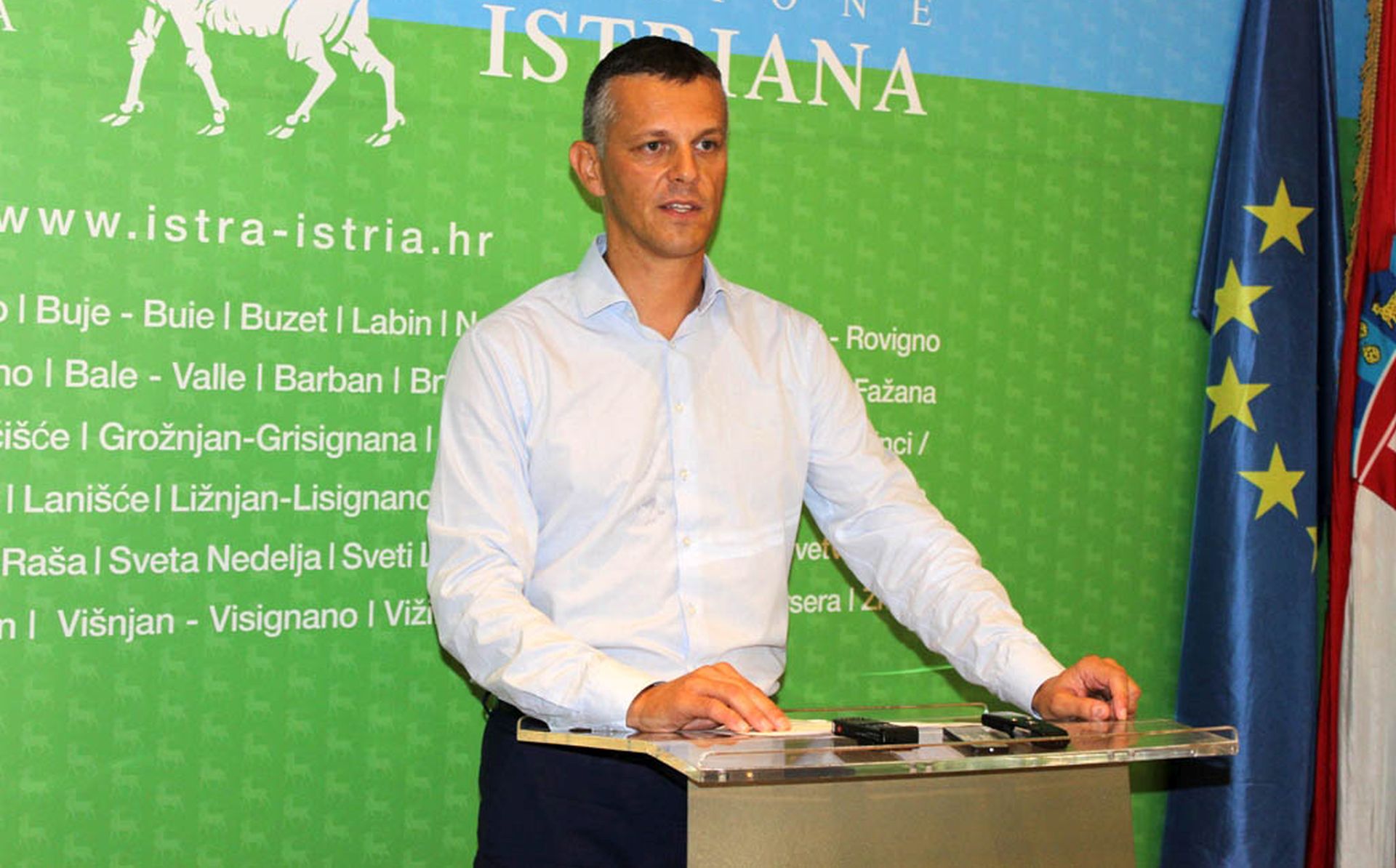 Pula, 29. kolovoza 2016. - Istarski upan Valter Flego na konferenciji za novinare odranoj u ponedjeljak u Puli ustvrdio je kako je od samog oèetka njegovog mandata jako istarsko gospodarstvo bilo jedno od njegovih prioriteta te se sukladno tome u Istri, kako je rekao "konkretnim mjerama u protekle tri godine aktivno radilo na osnaivanju gospodarstva to je rezultiralo rastom izvoza, investicija, poveæanju broja poslovnih subjekata i rastu poslovne dobiti, rastu broja noæenja i smanjenju stope nezaposlenosti.
foto HINA / Daniel SPONZA / mm
