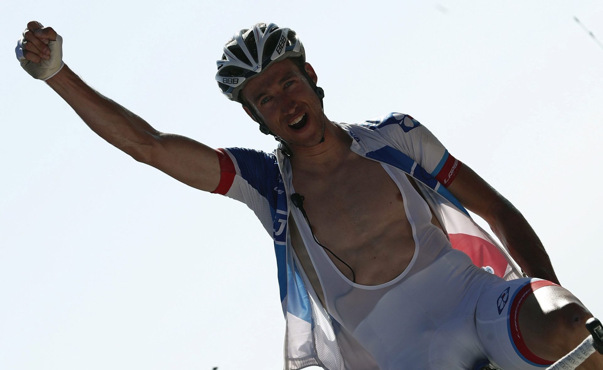 epa05506932 French rider Alexandre Geniez of Francaise team celebrates his victory in the third stage of La Vuelta cycling tour between Marin and Dumbria-Mirador de Ezero, northwestern Spain, 22 August 2016. The stage covers 176.4 km.  EPA/JAVIER LIZON