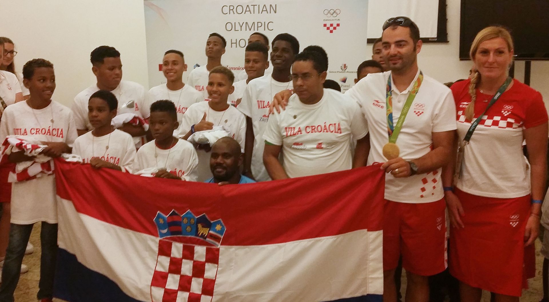 Rio de Janeiro, 09.08.2016 -  Veliko veselje, pljesak i djeèji iskreni smijeh odzvanjali su Hrvatskom kuæom u Rio de Janeiru nakon to je na prigodnoj sveèanosti 'zlatni' olimpijac Josip Glasnoviæ uruèio malim nogometaima klub Vila Croacia komplet dresova, nekoliko lopti, ali i poklon lopte s potpisima svih hrvatskih nogometnih reprezentativaca.
foto HINA/ Hrvatska kuæa press/ ik