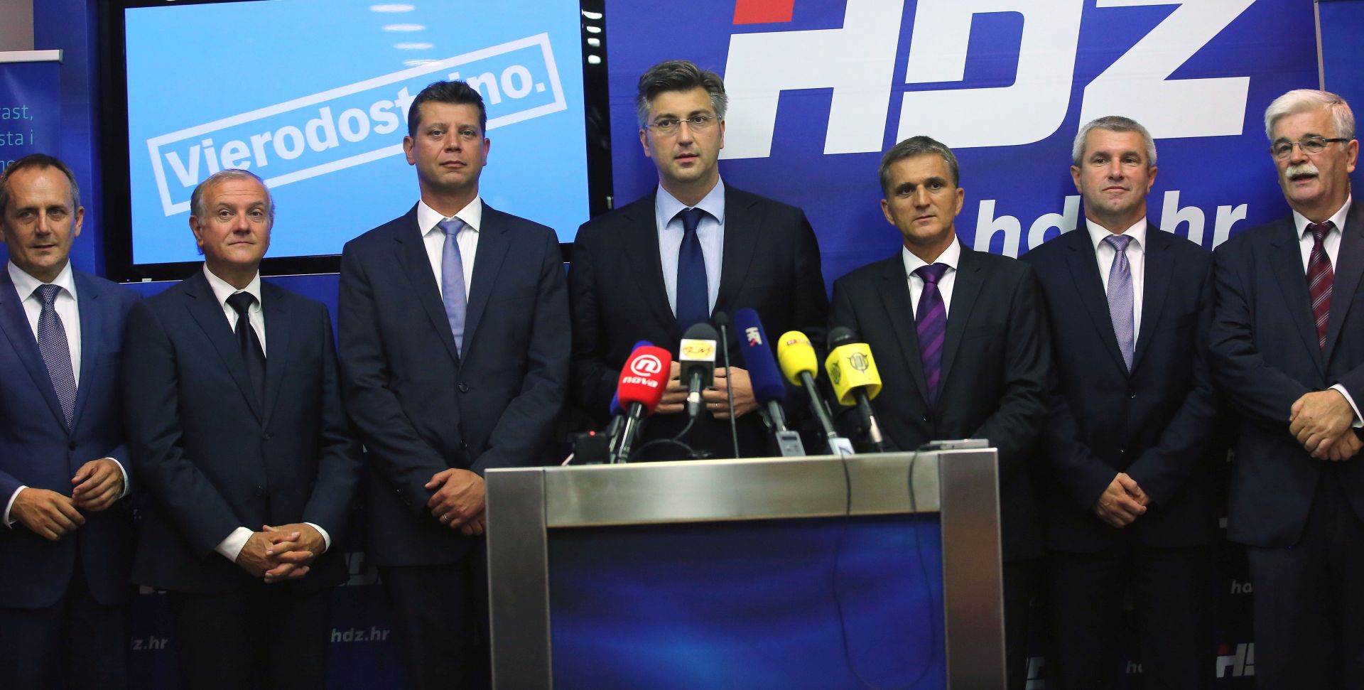 Zagreb, 19.08.2016. - Predstavljanje kandidata za VI. izbornu jedinicu, èiju listu predvodi Goran Mariæ odralo se uz nazoènost predsjednika HDZ-a Andreja Plenkoviæa. Na fotografiji (D-L) Milan Kovaè, Tugomir Majdak, Goran Mariæ, Andrej Plenkoviæ, Jasen Mesiæ, Draen Bonjakoviæ, Drago Prgomet. foto HINA/ Lana SLIVAR DOMINIÆ/ lsd