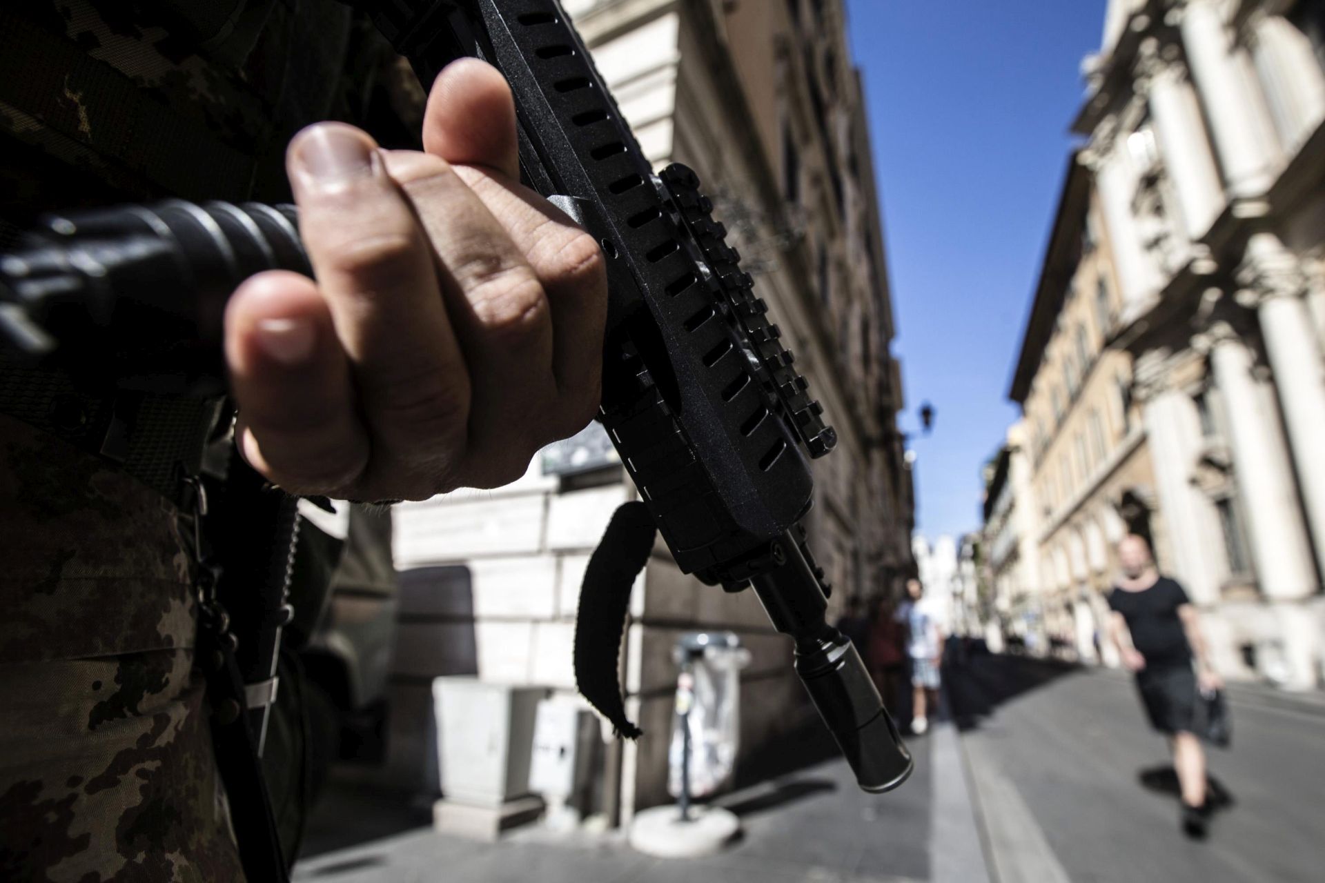 epa05453439 An Italian military soldier stands guard  near the Colosseum in Rome, Italy, 03 August 2016. Rome Police Chief Nicolo D'Angelo has ordered the creation of a maximum-security area around the Colosseum as part of new anti-terrorism measures. Police will be stationed at entry check points that the public will have to pass through to gain access to the area.  EPA/ANGELO CARCONI