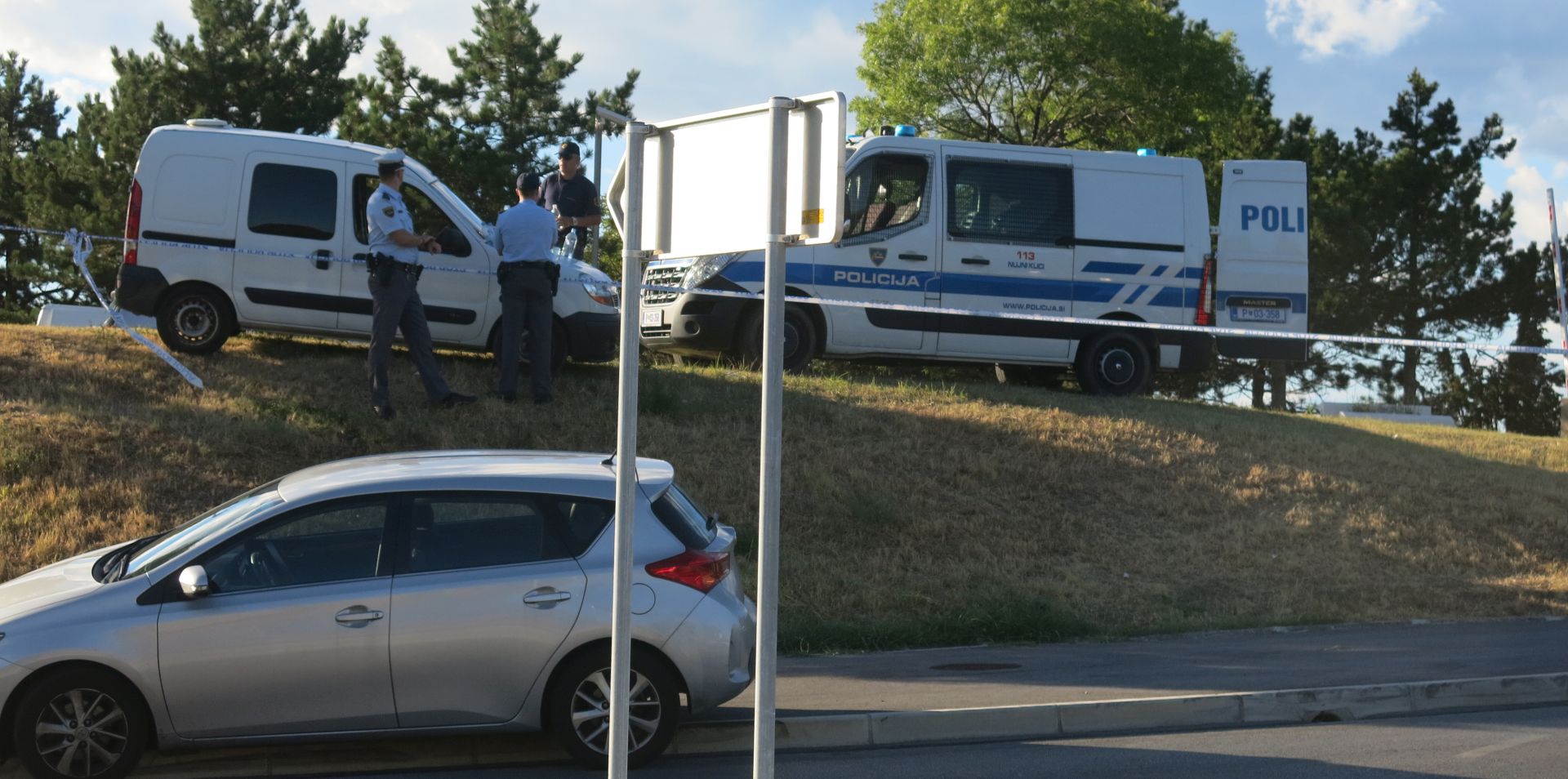 Zagreb, 22.08.2016 - Neimenovani napadaè pucao je u ponedjeljak poslijepodne iz vatrenog oruja u bolnici u slovenskoj Izoli na lijeènika i dvojicu policajaca, objavili su slovenski mediji, koji dodaju da je napadaèa nakon incidenta ubila policija.
foto HINA/ STA/ Rosana RIJAVEC/ ik
