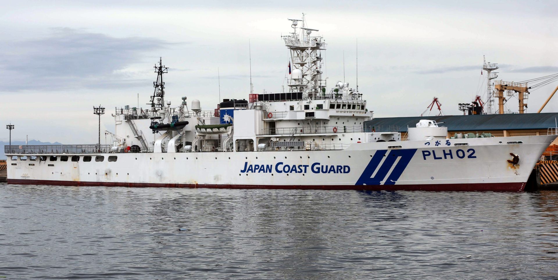 epa05420356 The Japan Coast Guard vessel PHL02 Tsugaru is seen docked at a port in Manila, Philippines, 11 July 2016. The Japanese Coast Guard vessel is in Manila for joint exercises with the Philippine Coast Guard. The International Tribunal of the Permanent Court of Arbitration is expected to release its decision on the case filed by the Philippines against China on territorial issues in the South China sea on July 12. The Philippines has an ongoing conflict with China over territories in the South China Sea.  EPA/MARK R. CRISTINO