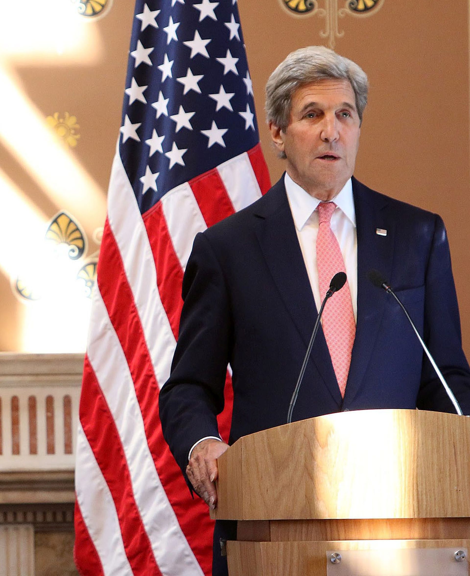 epa05432244 A handout picture provided by the Foreign and Commonwealth Office shows US Secretary of State John Kerry (R) and British Foreign Secretary Boris Johnson holding a joint press conference after their meeting at the Foreign and Commonwealth Office in London, Britain, 19 July 2016. The meeting was their first bilateral meeting since Johnson was appointed Foreign Secretary by British Prime Minister Theresa May on 13 July.  EPA/PATRICK TSUI/FCO HANDOUT  HANDOUT EDITORIAL USE ONLY