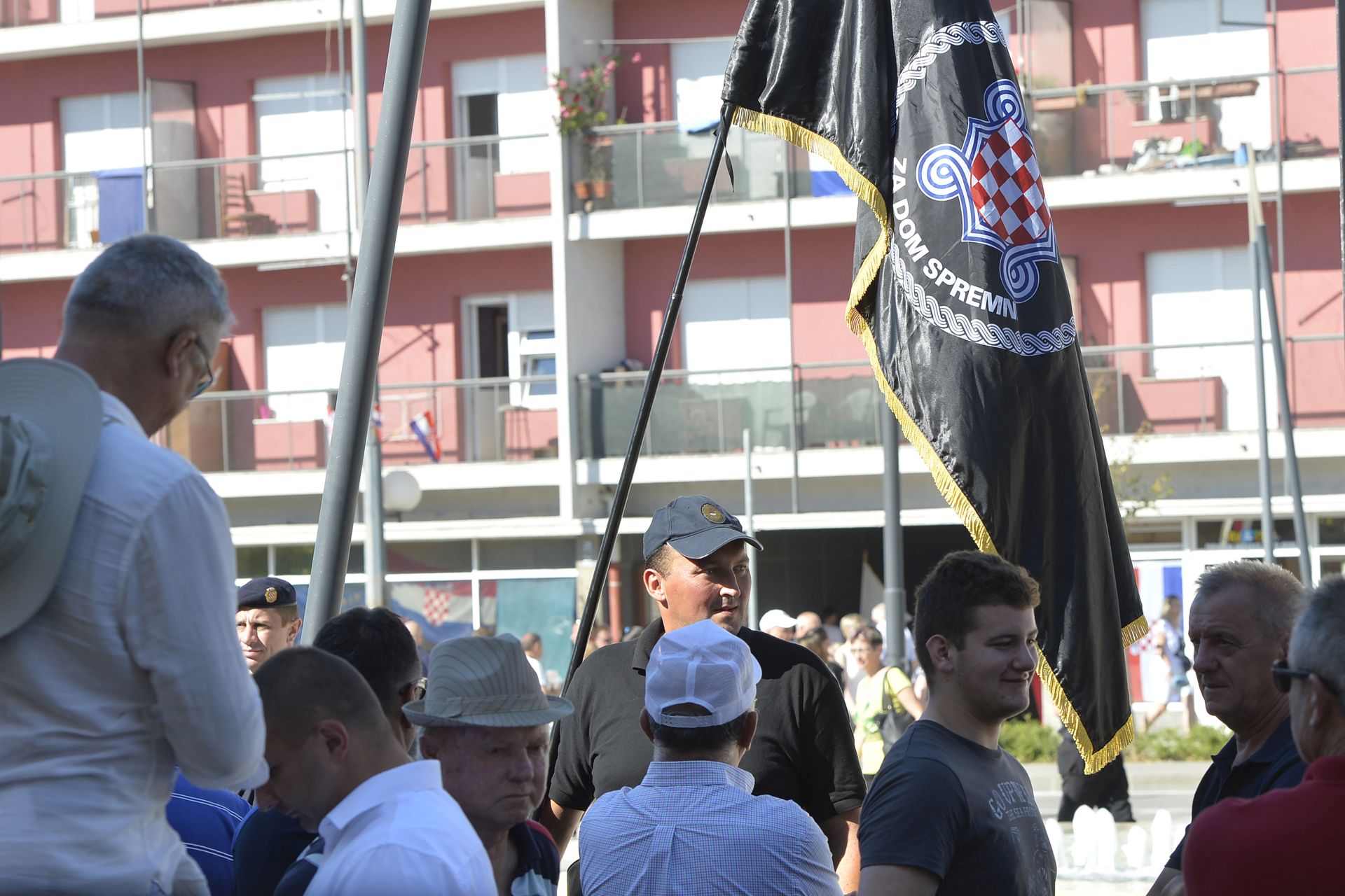 Knin, 5.8.2016.- Proslavu Dana pobjede i domovinske zahvalnosti i Dana hrvatskih branitelja u Kninu u petak su obiljeili i izdvojeni sluèajevi na glavnom trgu gdje je, nakon slubene sveèanosti, desetak posjetitelja uzvikivalo "Za dom - spremni" te pjevalo 'Juru i Bobana'. Rijeè je o mukarcima koji su doli odjeveni u crne majice s natpisom IX. bojne Rafael Vitez Boban. Jedan od njih nosio je zastavu HOS-a.
foto HINA/ TANJUG/ ZORAN ZESTIC/ ua
