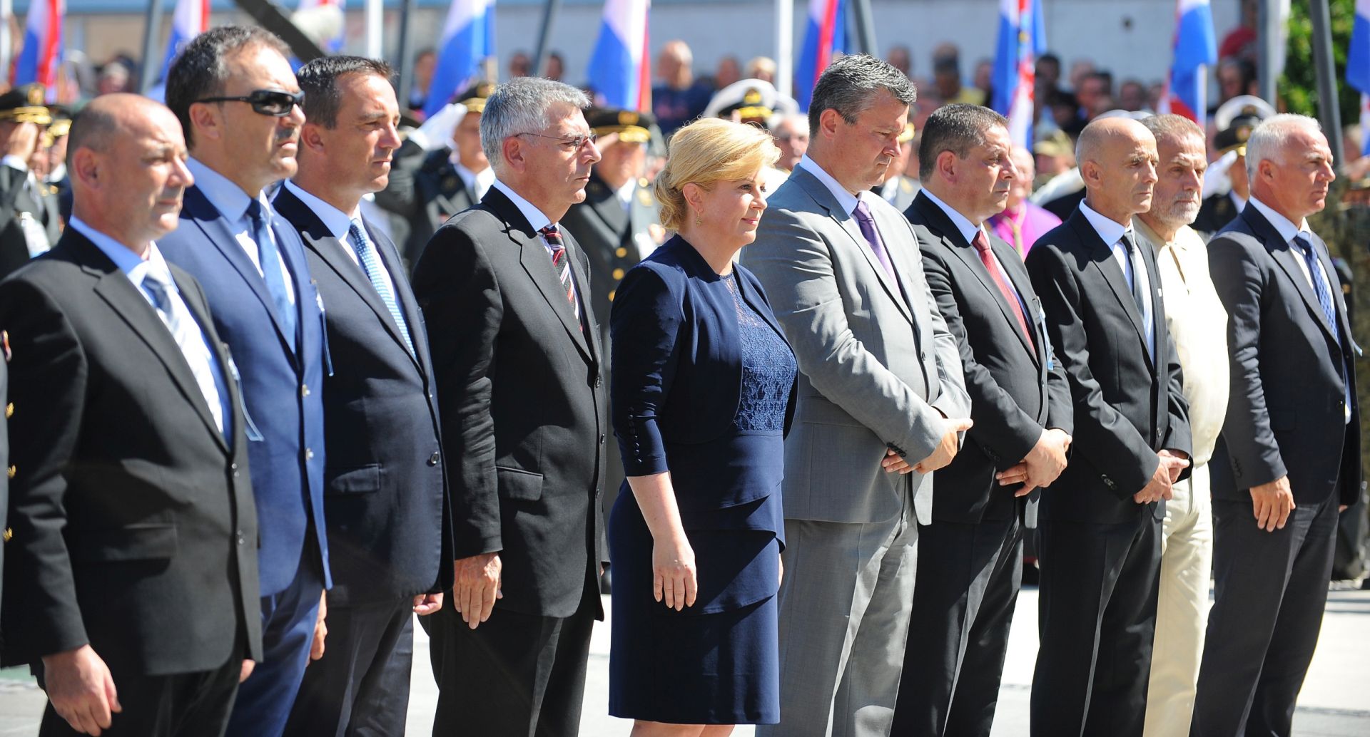 Knin, 5.8.2016 - Predstavnici dravnog vrha, na èelu s hrvatskom predsjednicom Kolindom Grabar Kitaroviæ, u petak su, nakon sveèanog mimohoda, poloili vijence i zapalili svijeæe na Trgu dr. Ante Starèeviæa u Kninu, gdje se sveèano obiljeava Dan pobjede i domovinske zahvalnosti i Dan hrvatskih branitelja. 
foto HINA/ Mario STRMOTIÆ/ ua