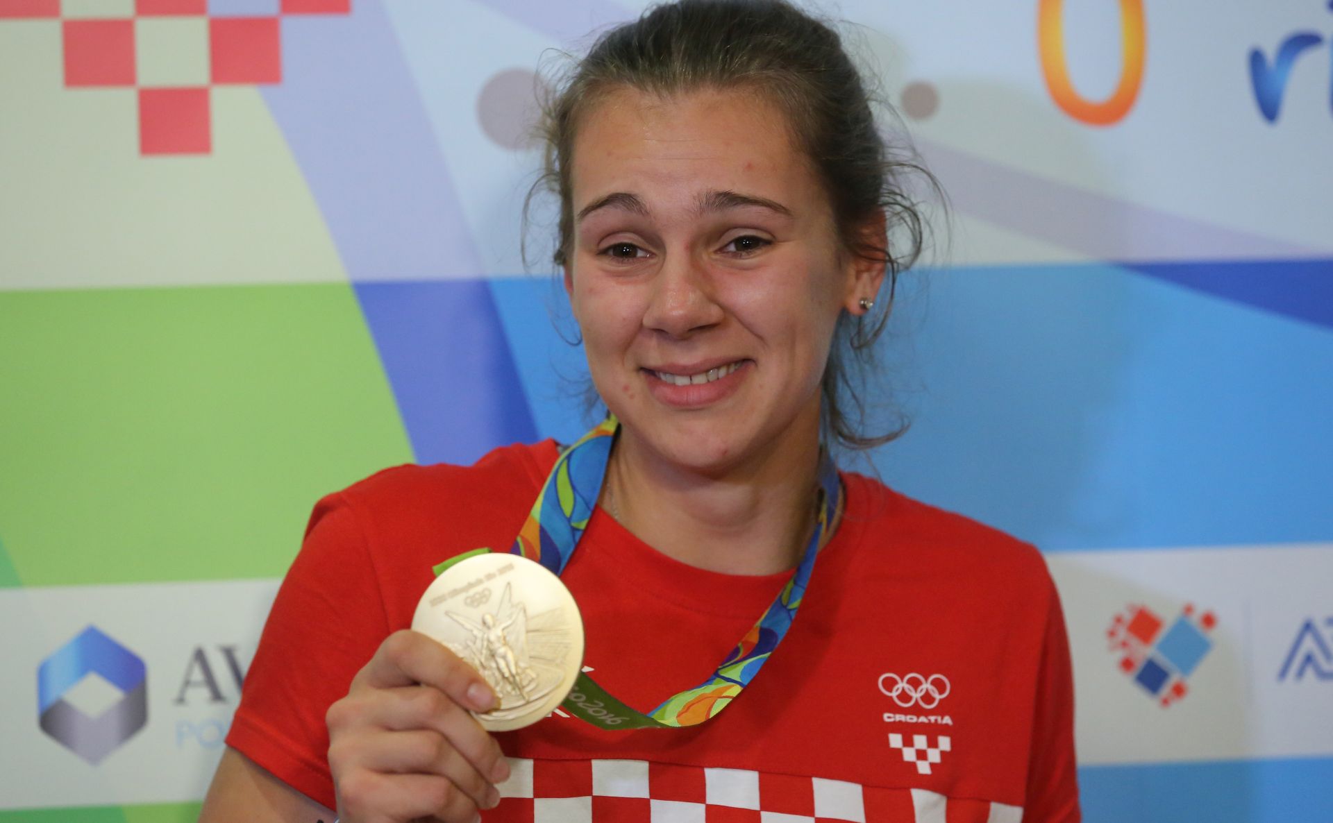 Zagreb, 22.08.2016. - Doèek hrvatskih sportaa sa Olimpijskih igara u Rio de Janeiru u Zraènoj luci Zagreb. Na fotografiji Sara Kolak. foto HINA/ Lana SLIVAR DOMINIÆ/ lsd