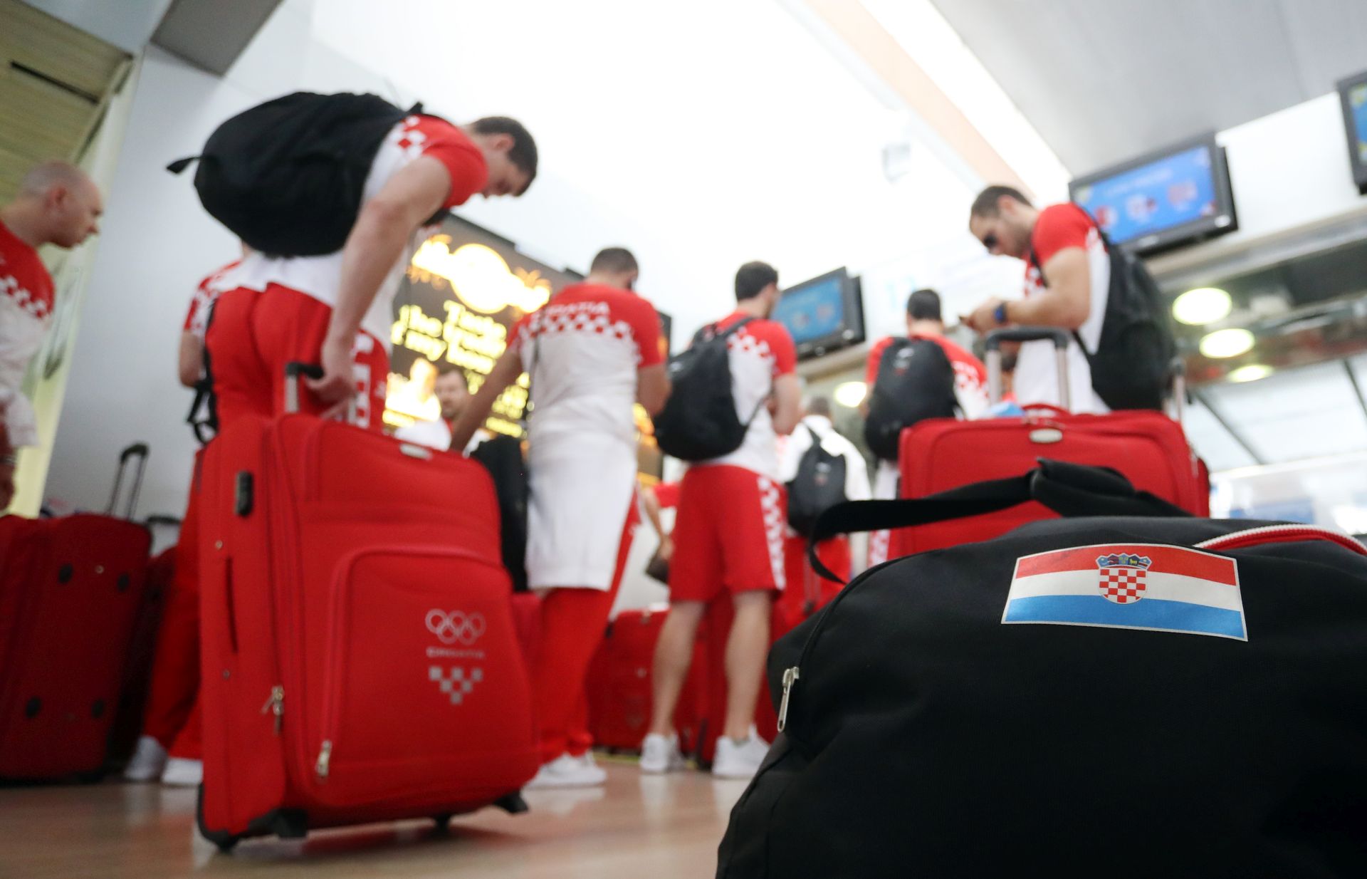 Zagreb, 26.07.2016 - Hrvatska muka koarkaka reprezentacija prije puta na Olimpijske igre u Rio de Janeiro otputovala je sa Meðunarodne zraène luke Zagreb na pripremni turnir u argentinsku Cordobu.
foto HINA/ Damir SENÈAR /ds