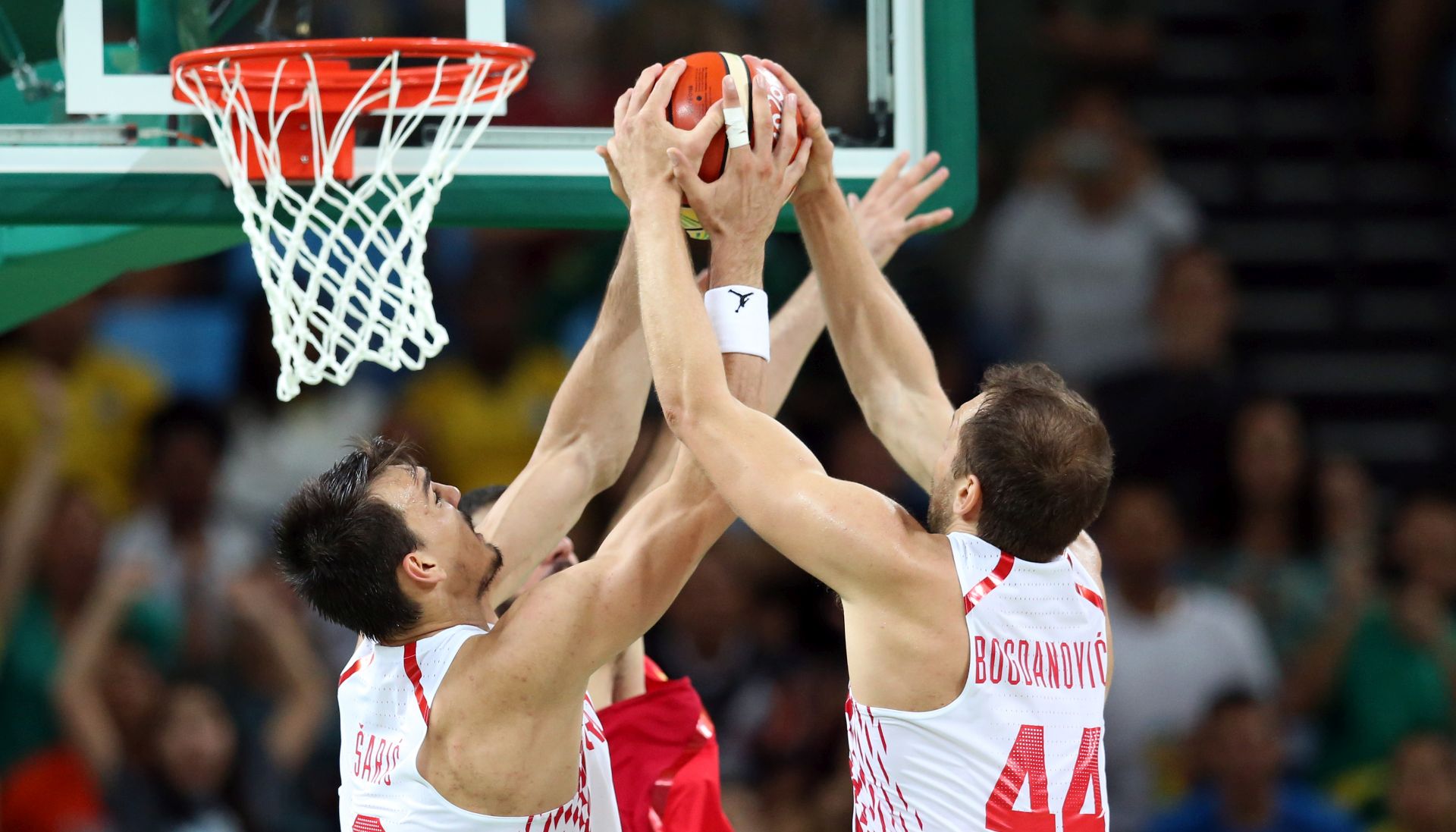 Rio de Janeiro, 07.08.2016 - Hrvatska muka koarkaka reprezentacija velikom 72-70 (13-21, 19-17, 15-16, 25-16) pobjedom protiv europskog prvaka panjolske otvorila je svoj nastup u skupini B na olimpijskom turniru u Rio de Janeiru. Na slici Dario ariæ i Bojan Bogdanoviæ.
foto HINA/ Damir SENÈAR /ds