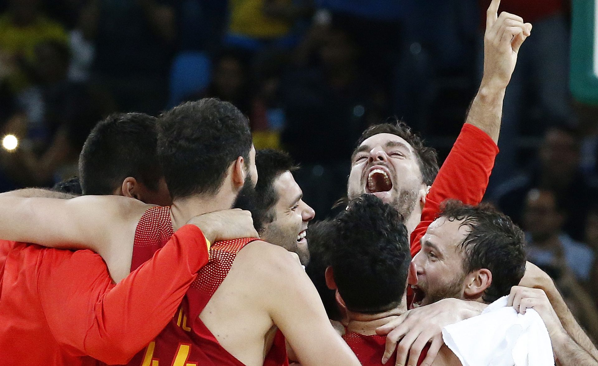 epa05505038 Spain's Pau Gasol (T, facing) celebrates after Spain defeated Australia during their Rio 2016 Olympic Games Men's Basketball Bronze Medal Match at the Carioca Arena 1 in the Olympic Park in Rio de Janeiro, Brazil, 21 August 2016.  EPA/LARRY W. SMITH