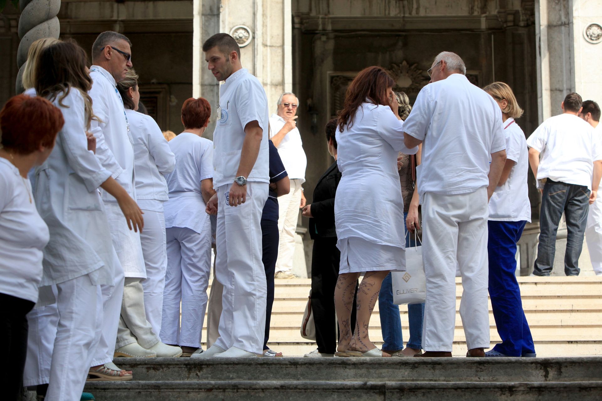 20.09.2013., Rijeka - Petminutni prekid rada lijecnika i izlazak ispred glavne zgrade KBC-a Rijeka.
Photo: Nel Pavletic/PIXSELL