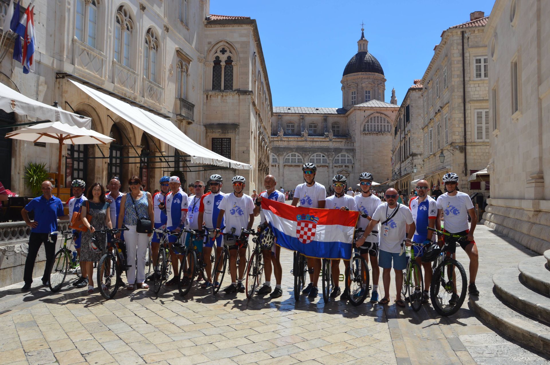 Dubrovnik, 5.8.2016 - 2016. - Nakon sedam etapa u sedam dana i prijeðenih 1050 kilometara, 14 biciklista udruge ''Slavonsko Brodski Biciklist'' stiglo je u subotu oko 13 sati u Dubrovnik u sklopu 7. memorijalnog biciklistièkog ultramaratona.
foto HINA/ Nika MILETIÆ/ ua