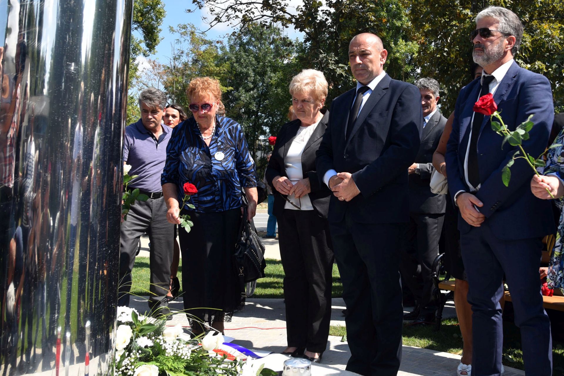 Vukovar, 30. kolovoza 2016. - U gradskoj èetvrti Borovo naselje, povodom Meðunarodnog dana nestalih osoba, otkriveno je spomen obiljeje nestalima u Domovinskom ratu, autora Dubravka Dujiæa. Na fotografiji ministar branitelja Tomo Medved (2D).
foto HINA / mm