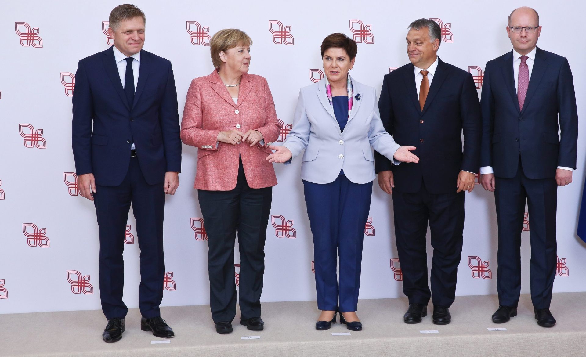 epa05510758 Polish Prime Minister Beata Szydlo (C), Hungarian Prime Minister Viktor Orban (2-R), Slovakia's Prime Minister Robert Fico (L), Czech Prime Minister Bohuslav Sobotka (R) and German Chancellor Angela Merkel (2-L) pose for a family photo at the Visegrad Group Prime Ministers meeting in Warsaw, Poland, 26 August 2016. The meeting of Chancellor Merkel with the prime ministers of the Visegrad Group countries (Poland, the Czech Republic, Hungary and Slovakia) will focus on the future of the European Union after Brexit and preparations for an informal summit of 27 EU countries in Bratislava, Slovakia on 16 September.  EPA/RAFAL GUZ POLAND OUT
