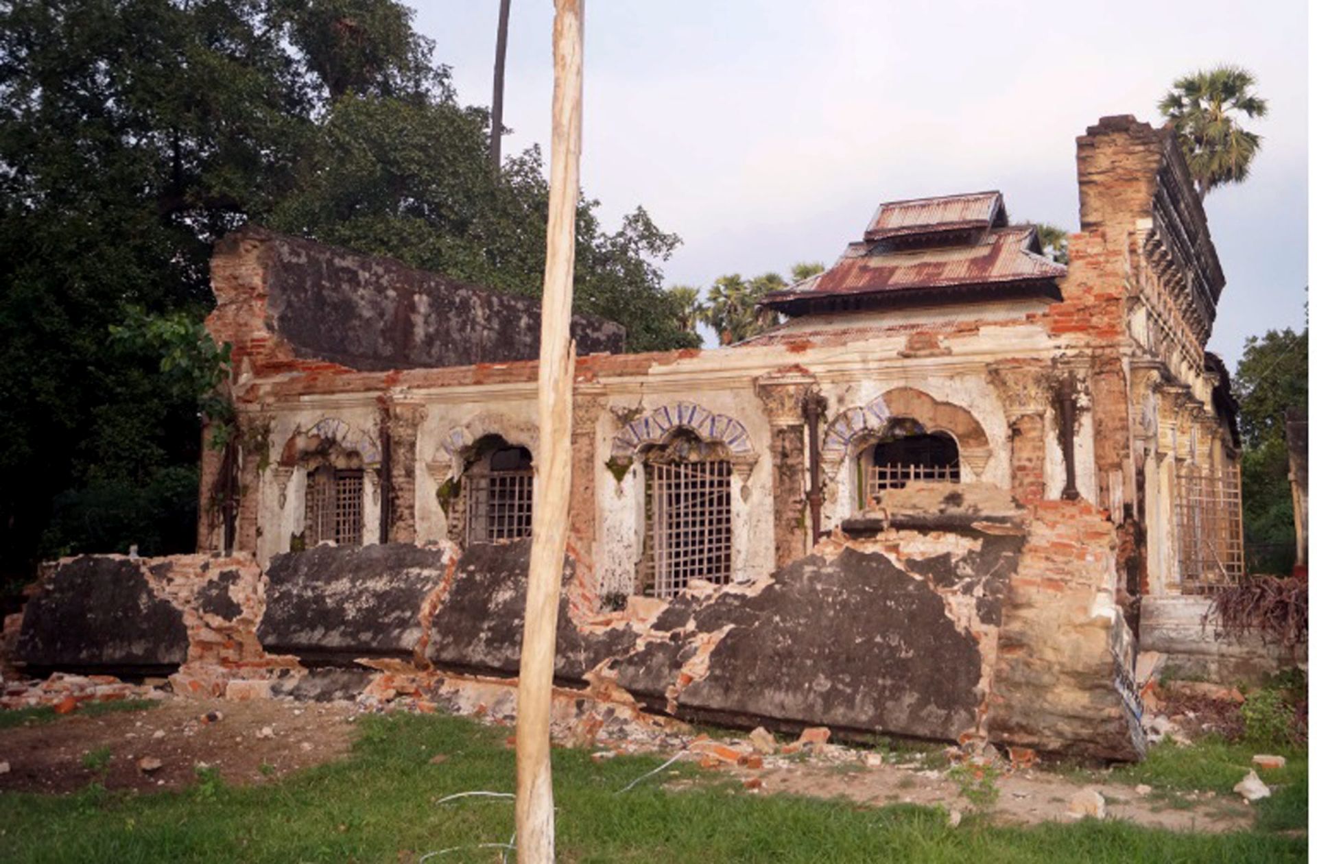 epa05508683 A handout photo provided by Myanmar's Ministry of Information (MOI) on 24 August 2016 shows a collapsed temple in Seik Phyu, Magway division, Myanmar, 24 August 2016. According the sources, a powerful 6.8 magnitude earthquake hit central Myanmar, two people died and caused damage to several pagoda in the ancient city Bagan and some parts of central Myanmar.  EPA/MINISTRY OF INFORMATION/MOI/HANDOUT  HANDOUT EDITORIAL USE ONLY/NO SALES