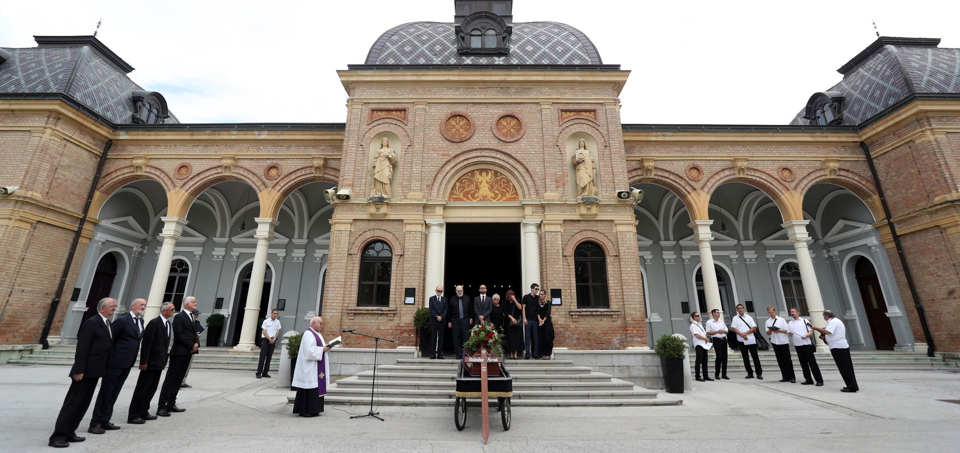 Zagreb, 01.08.2016 - Ispraæaj hrvatskog knjievnika akademika Slobodana Novaka ispred mrtvaènice na Mirogoju. Sprovod akademika Novaka bit æe u ponedjeljak u 18 sati na gradskom groblju u Rabu. 
foto HINA/ Damir SENÈAR /ds